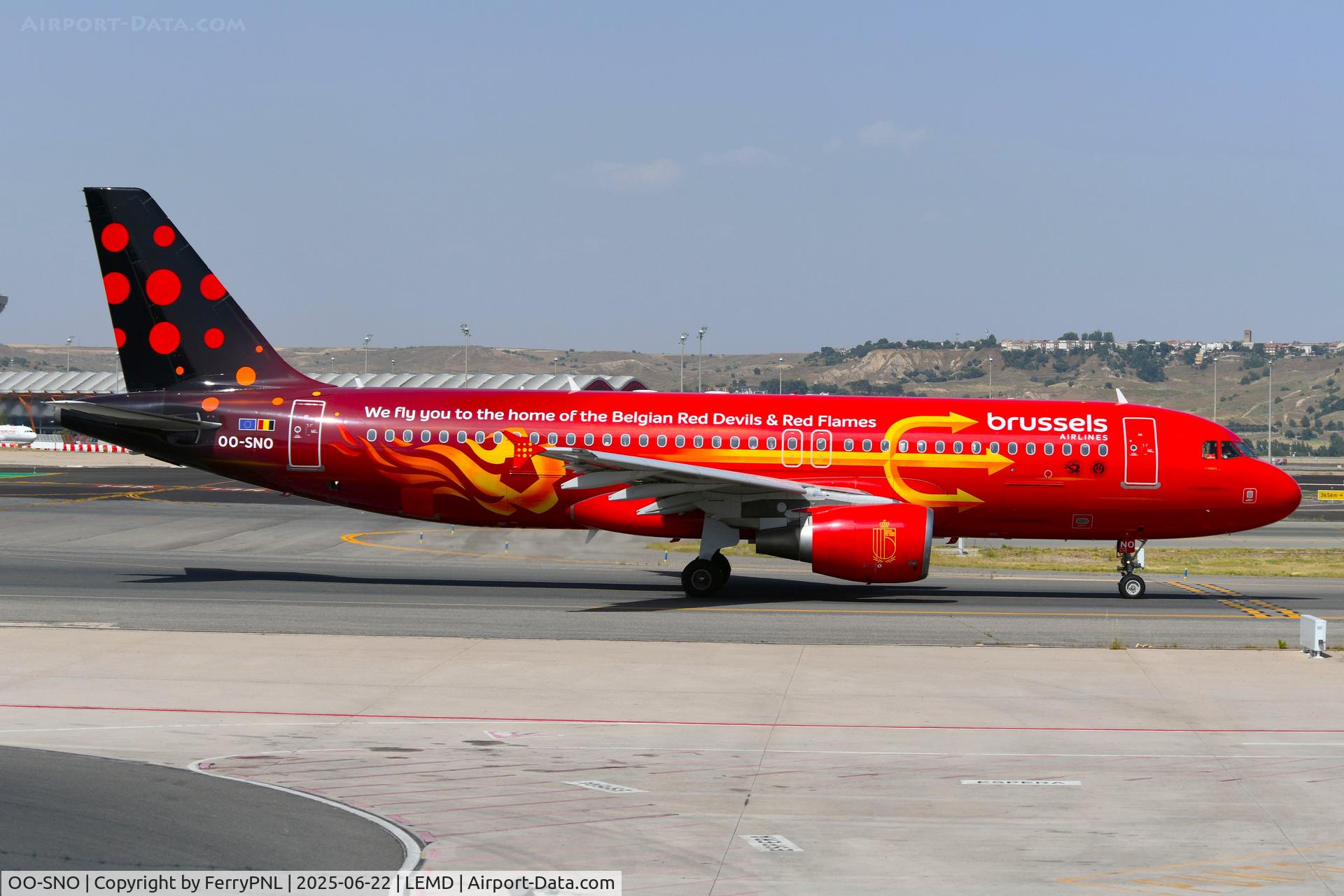 OO-SNO, 2009 Airbus A320-216 C/N 3831, Brussels Airlines A320 promoting its national teams