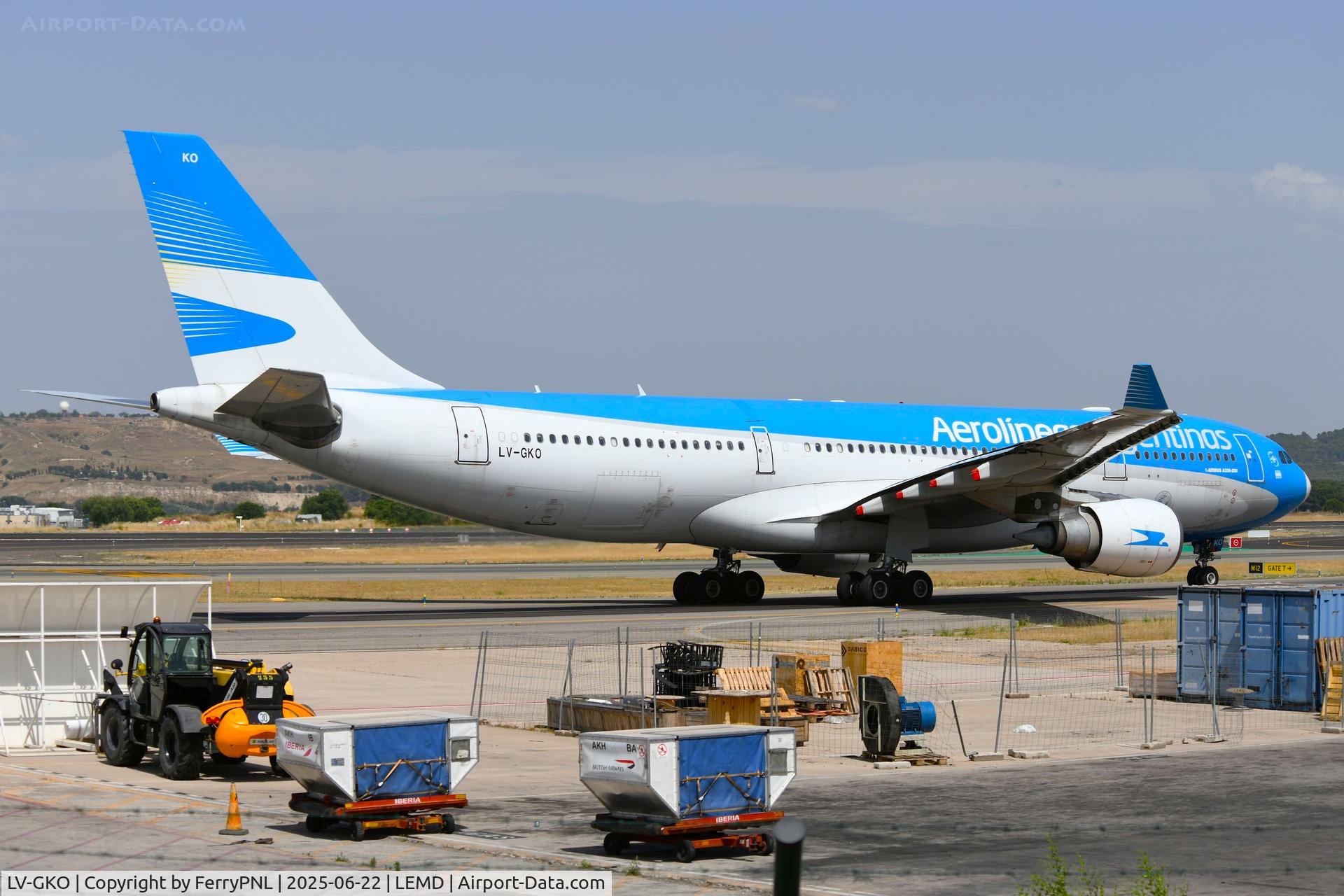 LV-GKO, 2004 Airbus A330-203 C/N 587, Aerolineas Argentinas A332 arriving in MAD