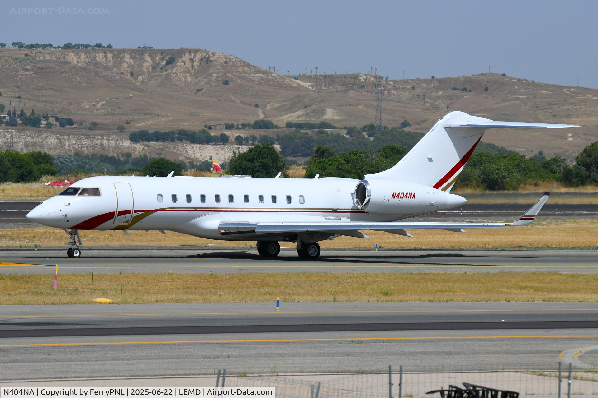 N404NA, 2009 Bombardier BD-700-1A11 Global 5000 C/N 9356, Global 5000 departing MAD