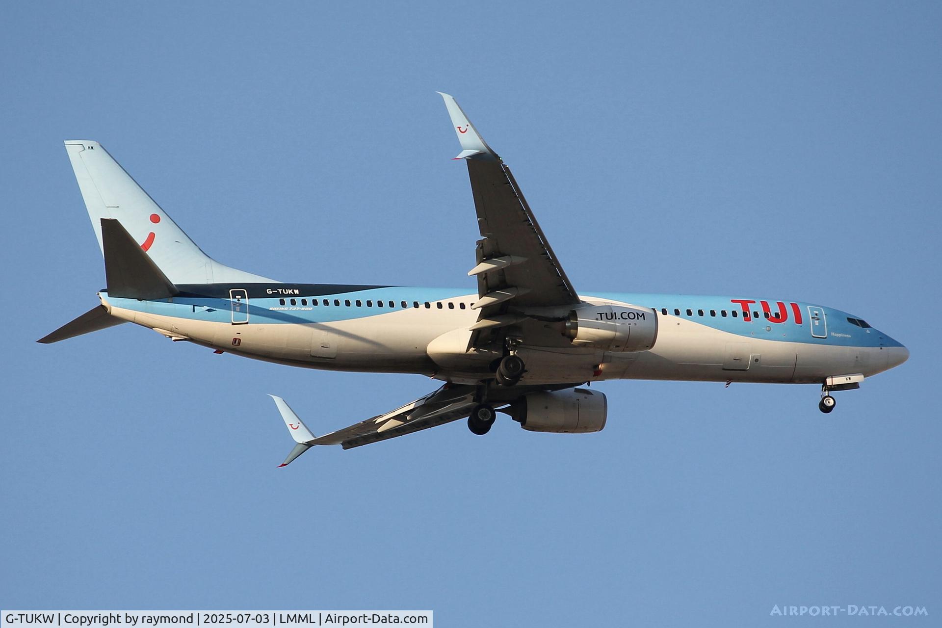 G-TUKW, 2013 Boeing 737-8K5 C/N 40943, TuiFly Boeing 737-800 reg G-TUKW landing in Malta RW13.
