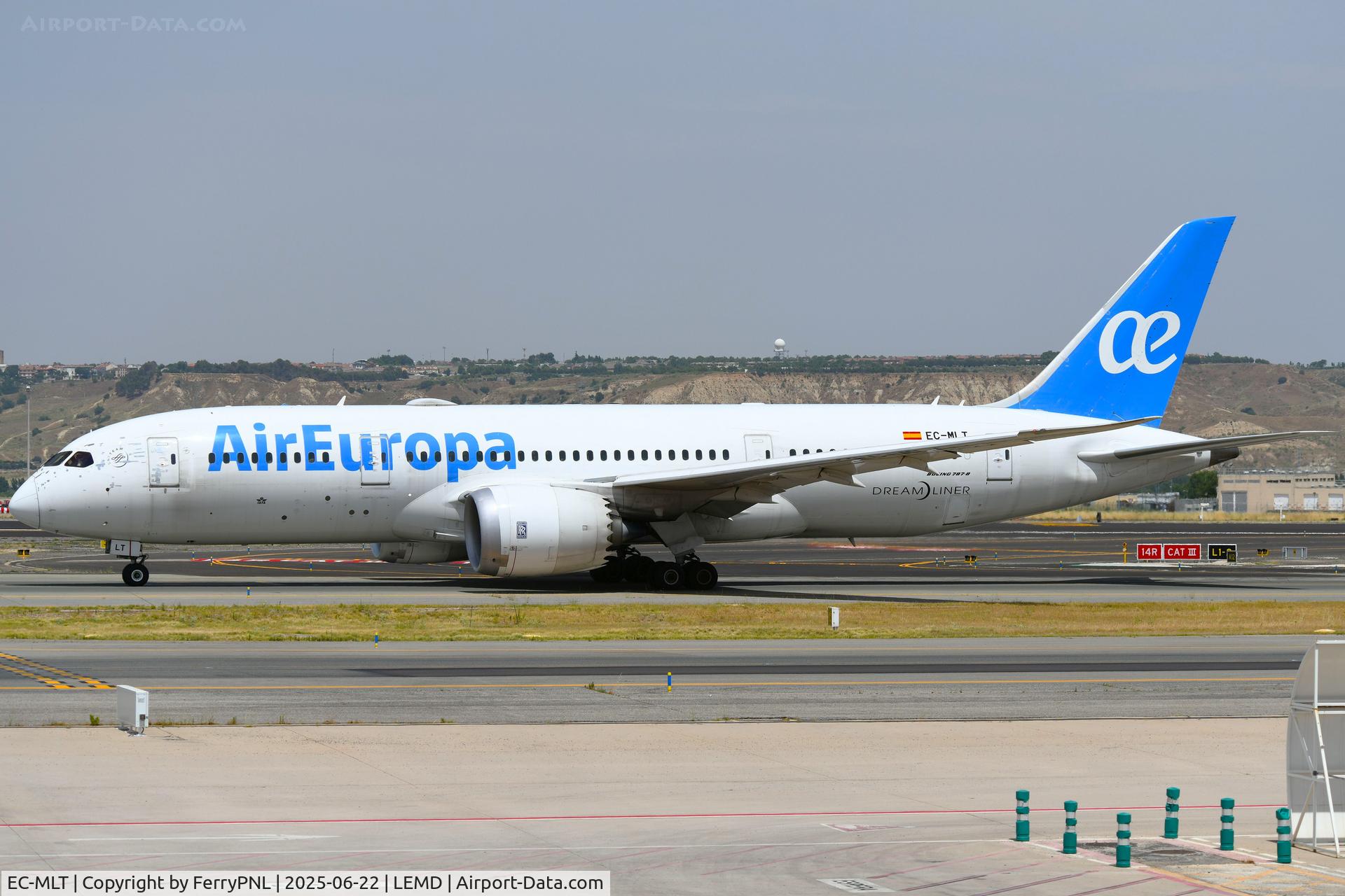 EC-MLT, 2016 Boeing 787-8 Dreamliner C/N 36414, Air Europa B788 can use a bit of touching up