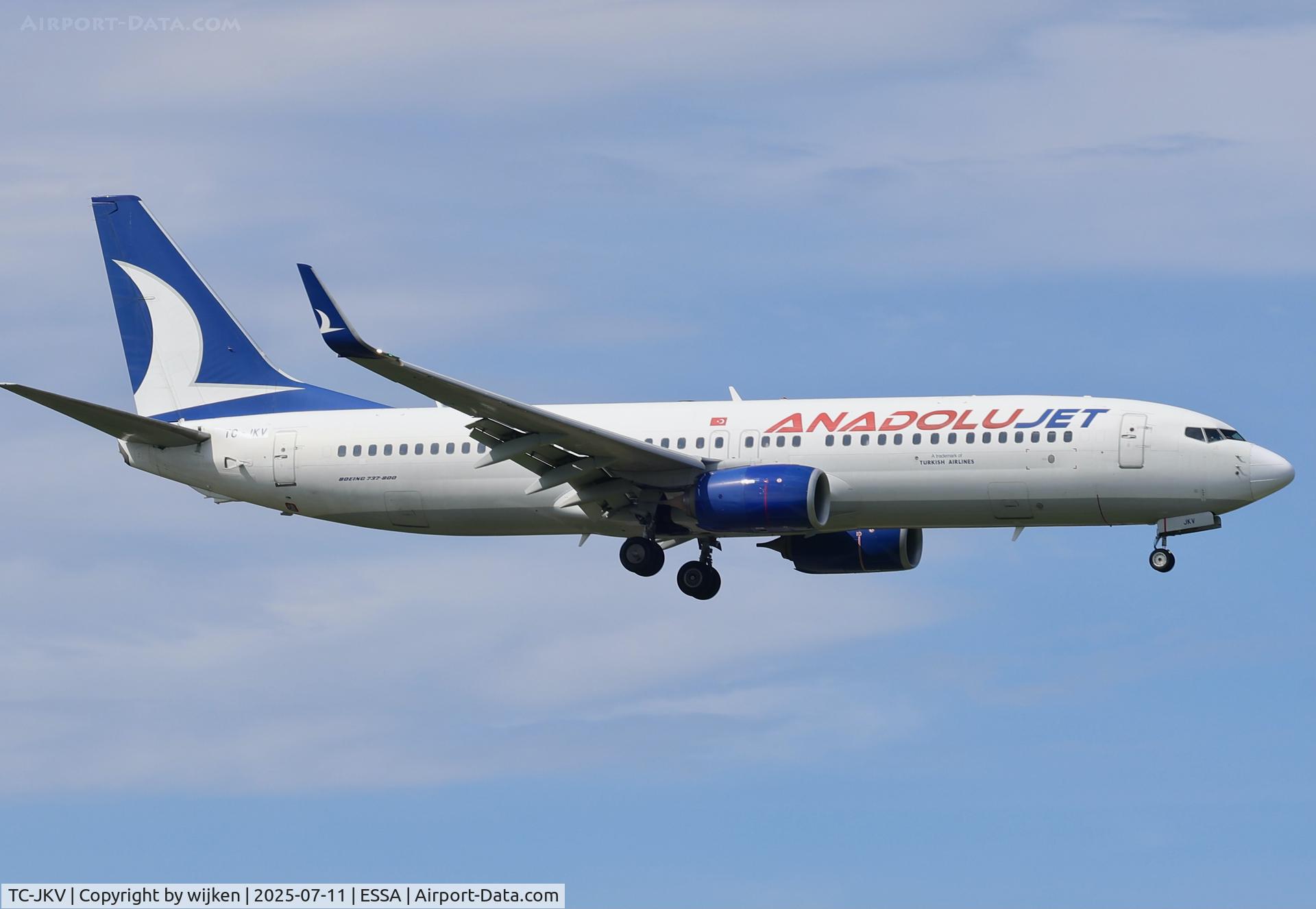 TC-JKV, 2015 Boeing 737-8Q8 C/N 41808, Rwy 01L