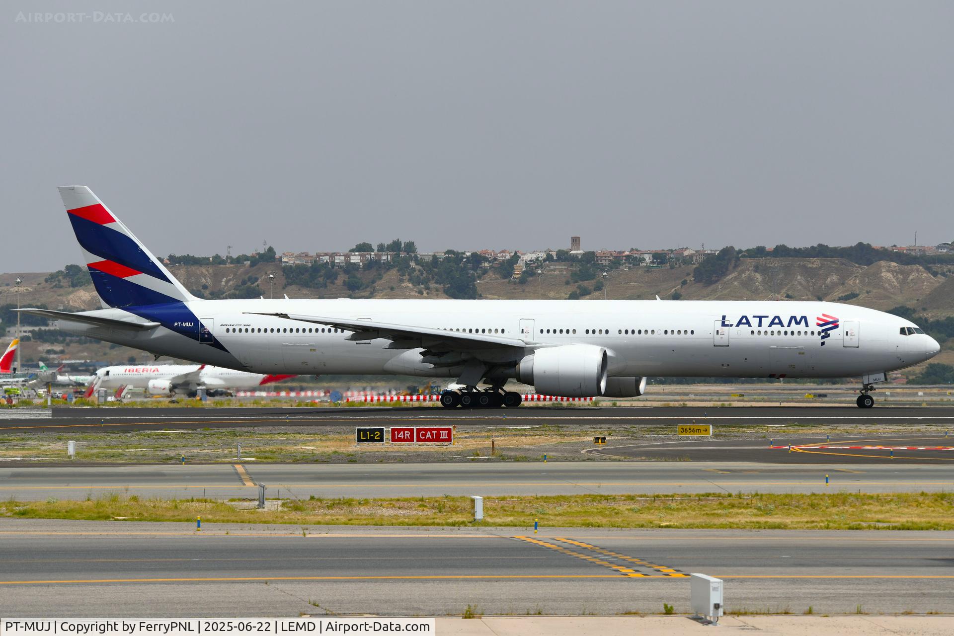 PT-MUJ, 2013 Boeing 777-32W/ER C/N 40588, Latam B773 lining-up