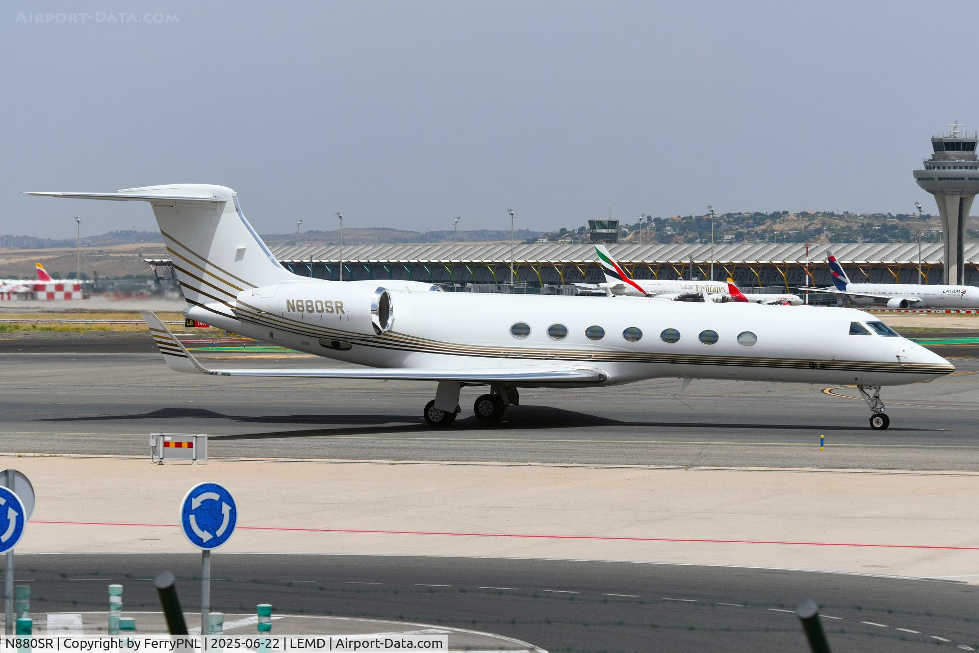 N880SR, 2013 Gulfstream Aerospace GV-SP (G550) C/N 5426, G550 taxying in