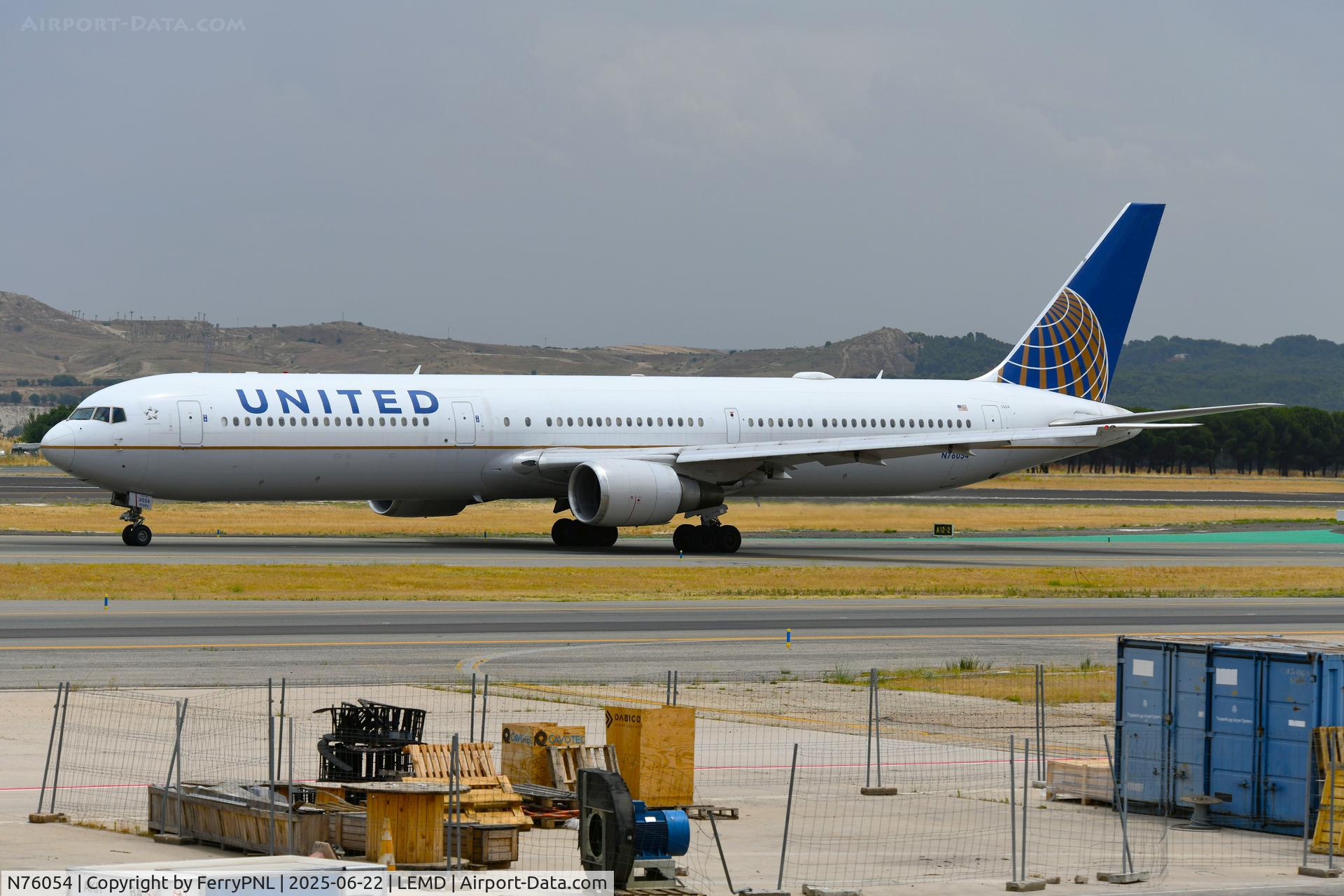 N76054, 2000 Boeing 767-424/ER C/N 29449, United B764 taxying for departure
