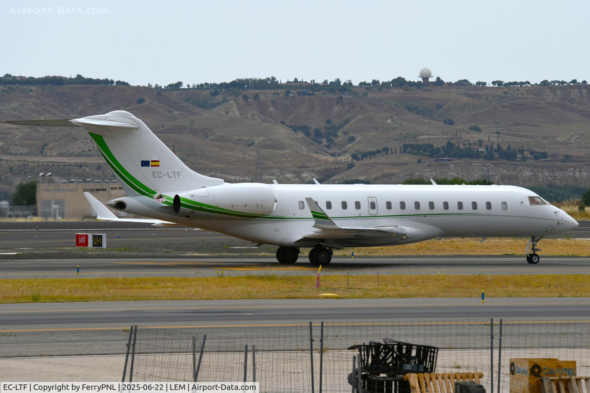 EC-LTF, 2011 Bombardier BD-700-1A10 Global 6000 C/N 9464, Gestair Executive Jet Global 6000 for take-off