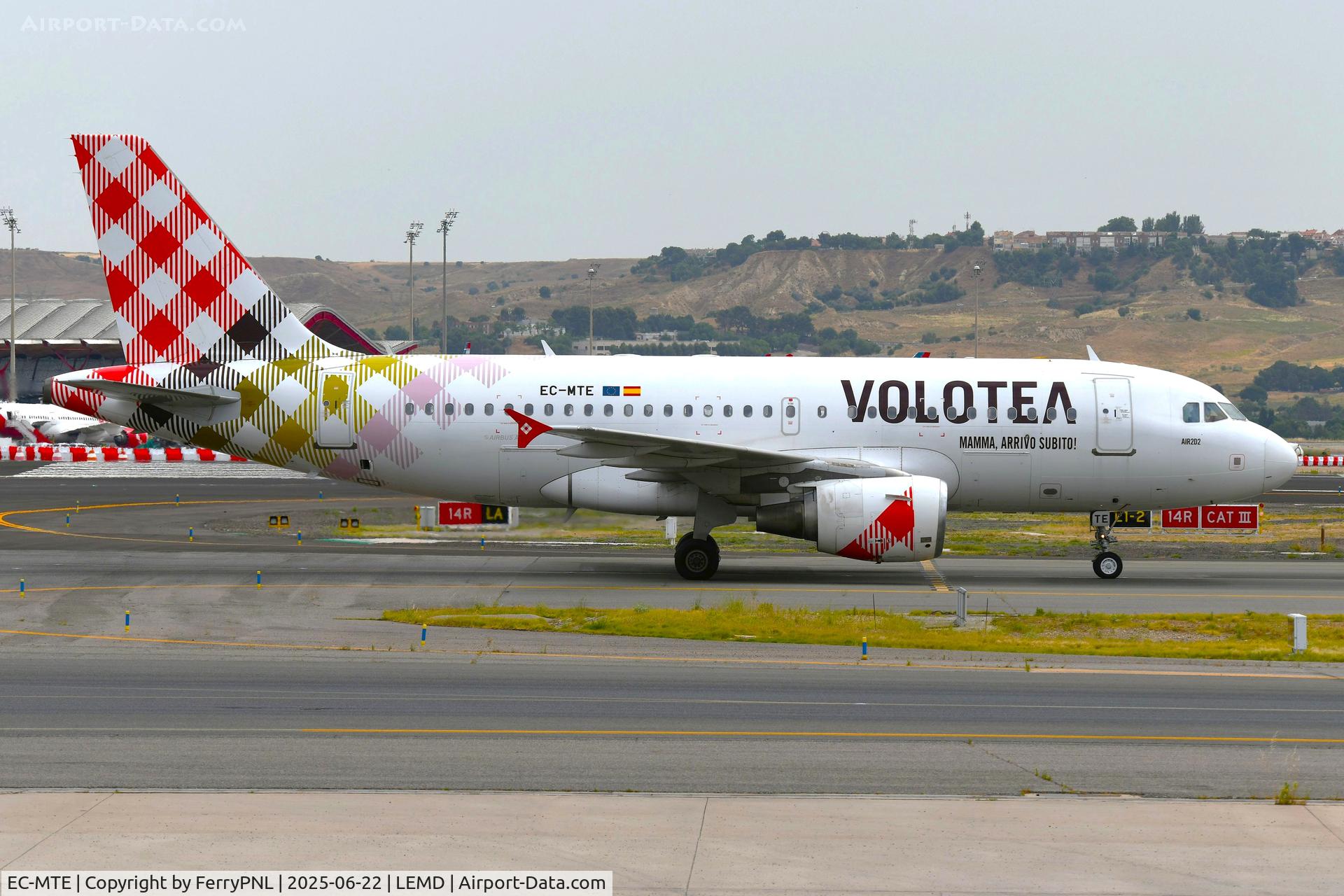 EC-MTE, 2004 Airbus A319-111 C/N 2332, Volotea A319 arriving in MAD