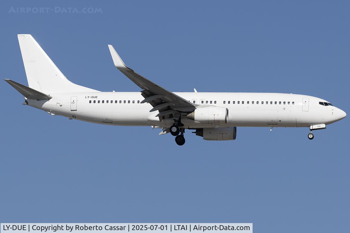 LY-DUE, 2004 Boeing 737-8FE C/N 33996, Arrival
