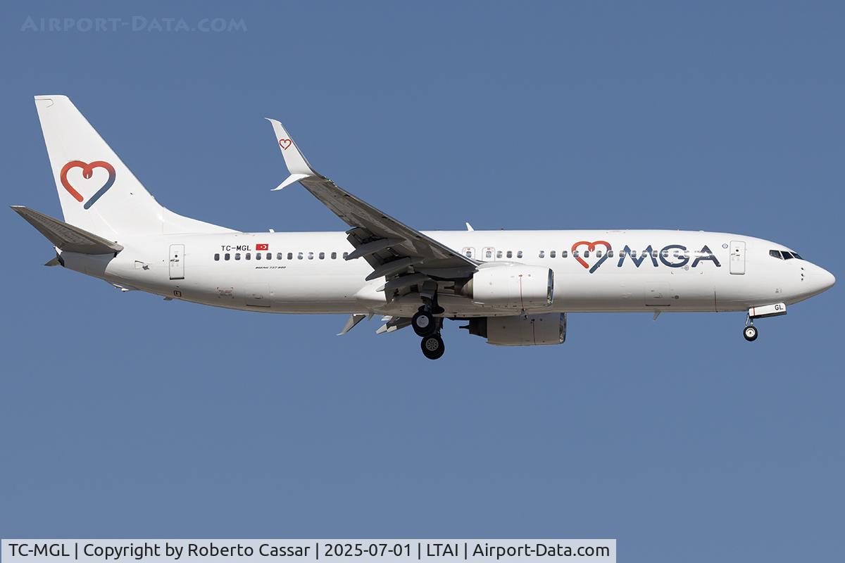 TC-MGL, 2000 Boeing 737-8S3 C/N 29248, Arrival
