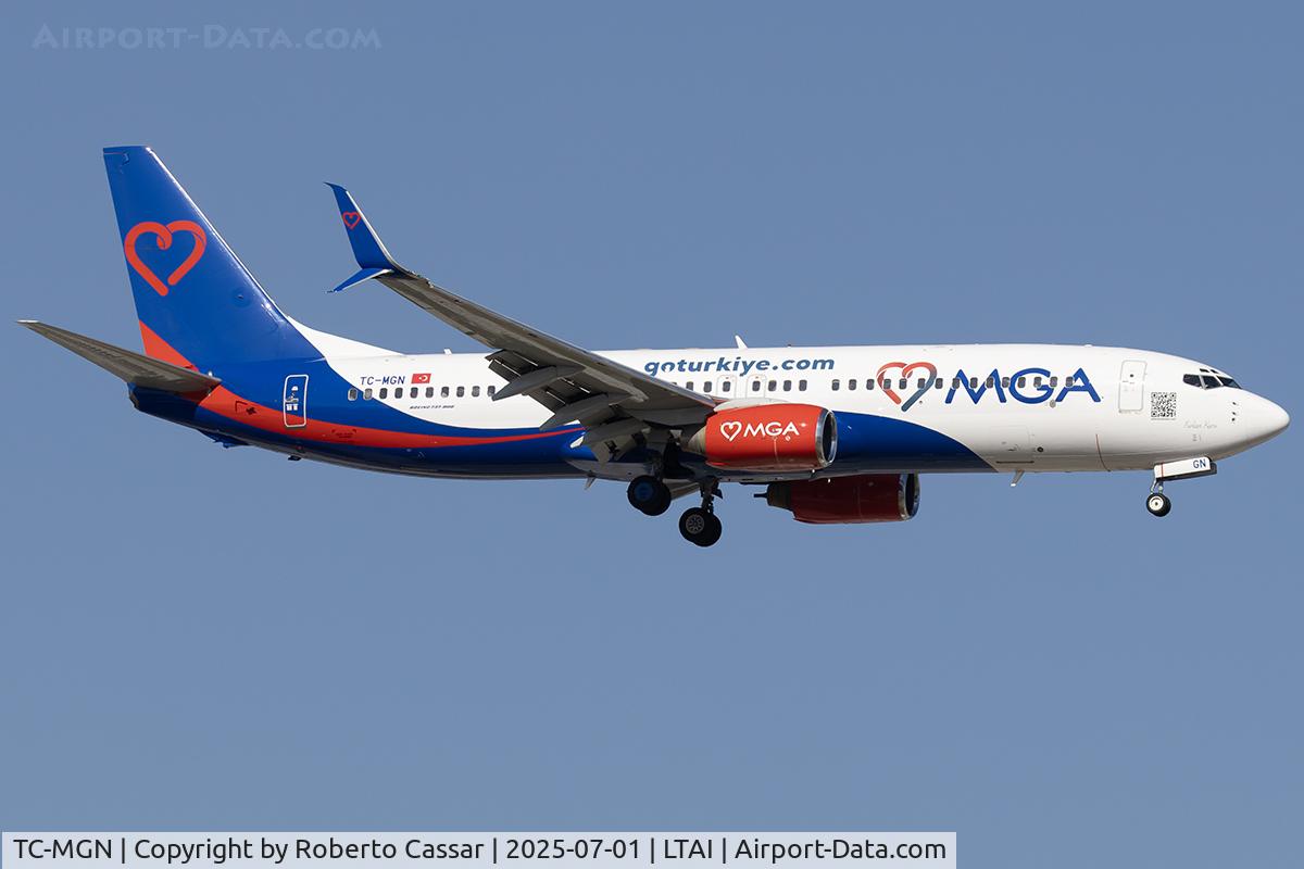 TC-MGN, 2000 Boeing 737-8S3 WL C/N 29249, Arrival