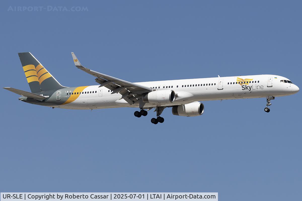 UR-SLE, 1999 Boeing 757-330(WL) C/N 29012, Arrival