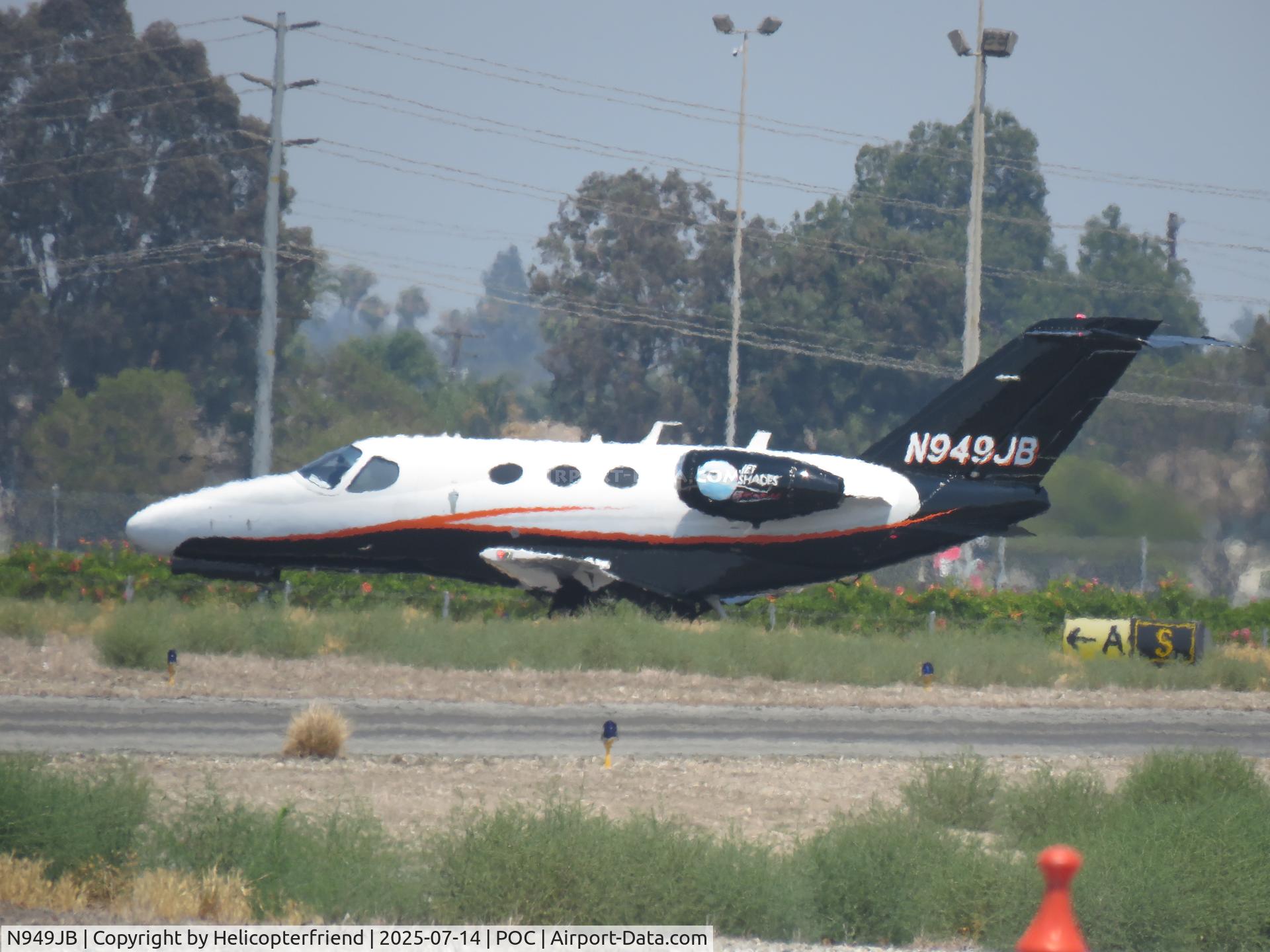 N949JB, 2009 Cessna 510 Citation Mustang C/N 510-0218, Holding short of runway 26L