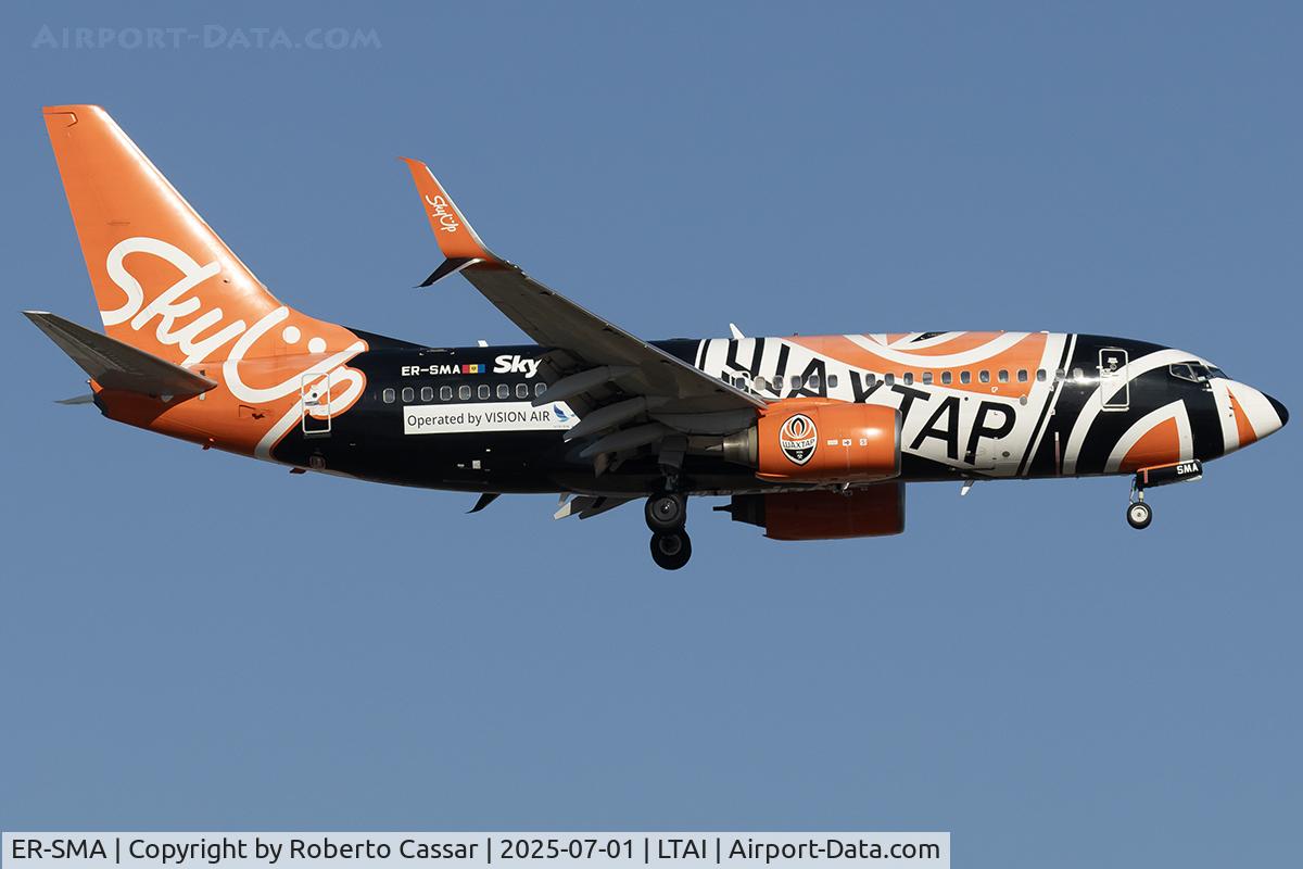 ER-SMA, 2003 Boeing 737-75C C/N 30034, Arrival