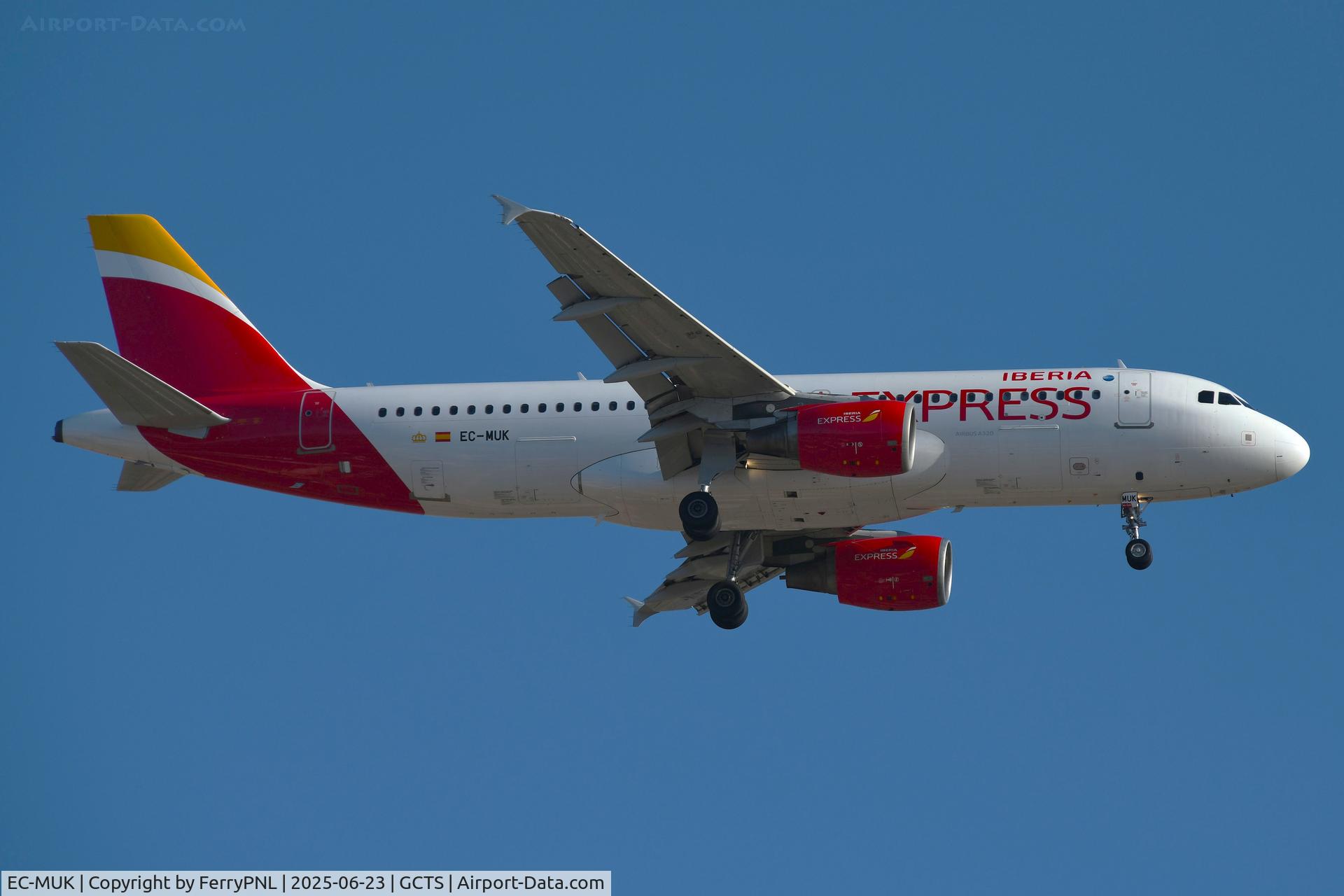 EC-MUK, 2007 Airbus A320-214 C/N 3293, Iberia Express landing over my hotel