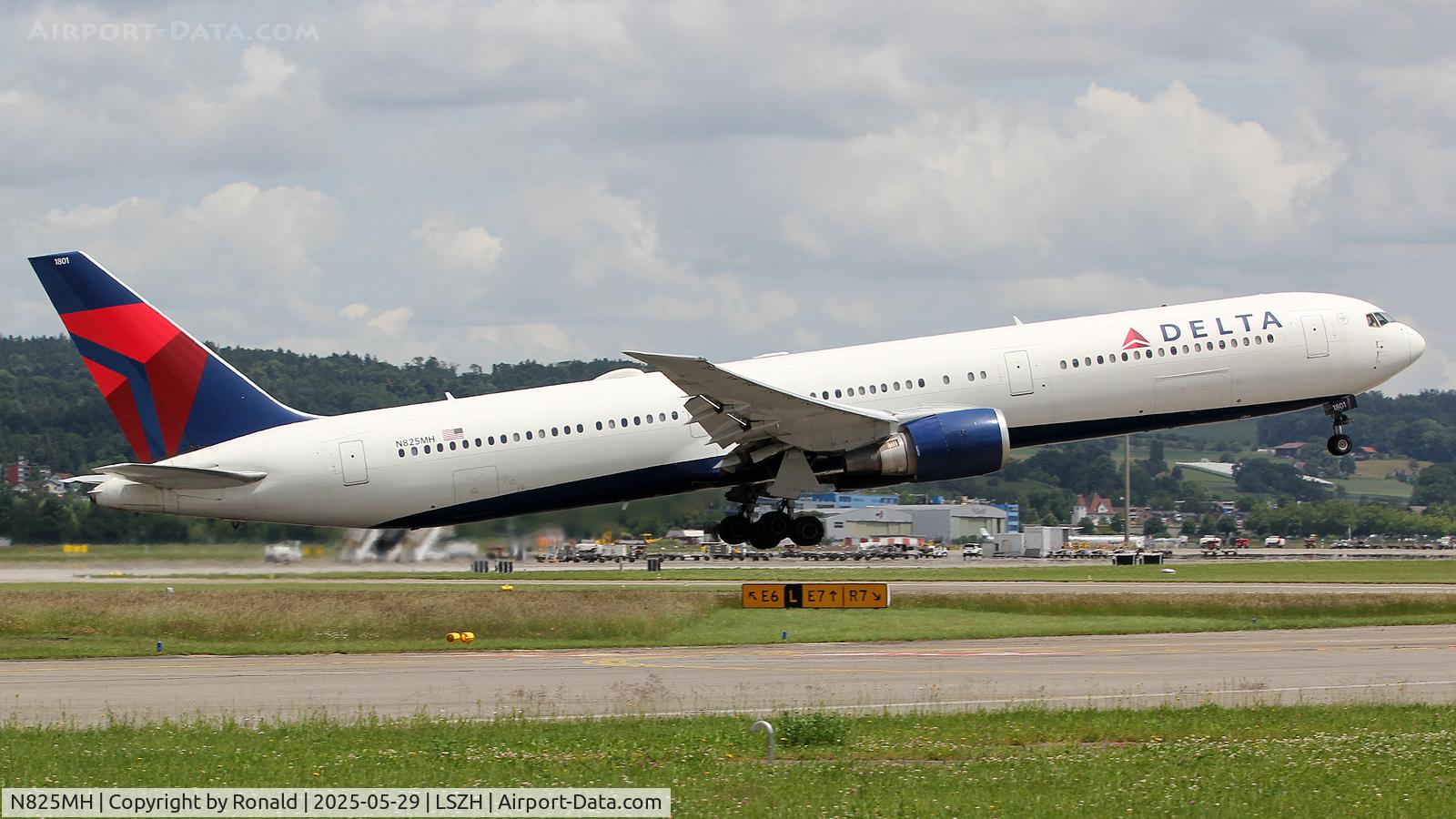 N825MH, 1999 Boeing 767-432/ER C/N 29703, at zrh