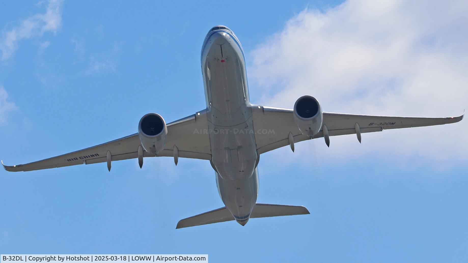 B-32DL, 2023 Airbus A350-941 C/N 0581, Coming right overhead