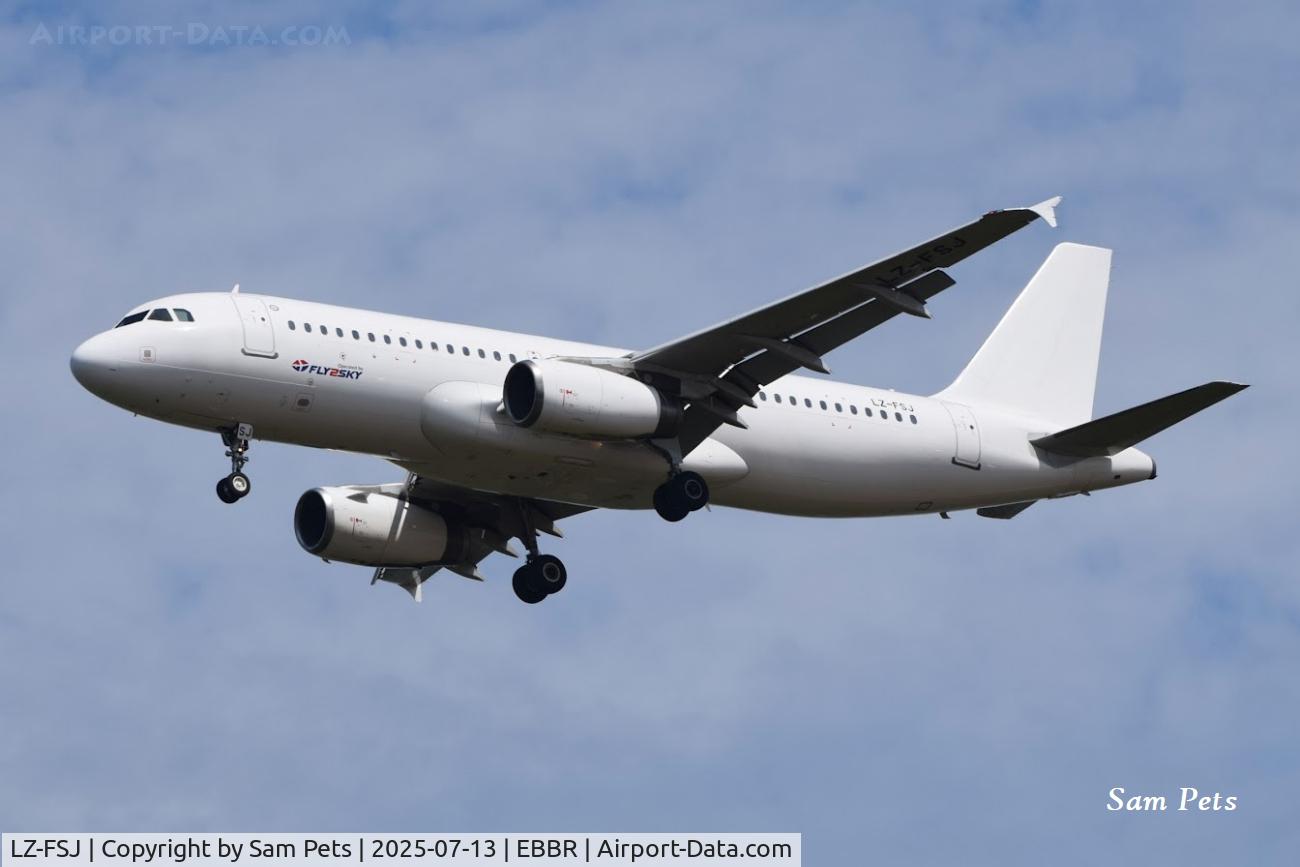 LZ-FSJ, 2008 Airbus A320-232 C/N 3570, Landing at Brussels Airport.