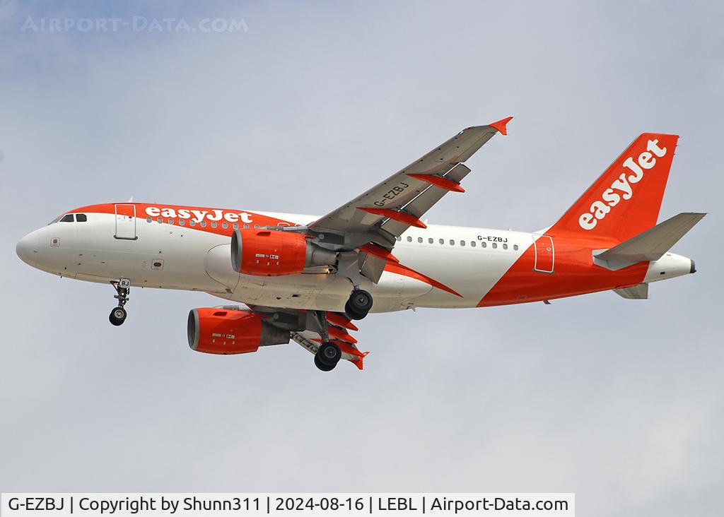 G-EZBJ, 2007 Airbus A319-111 C/N 3036, Landing rwy 24R in nenw c/s