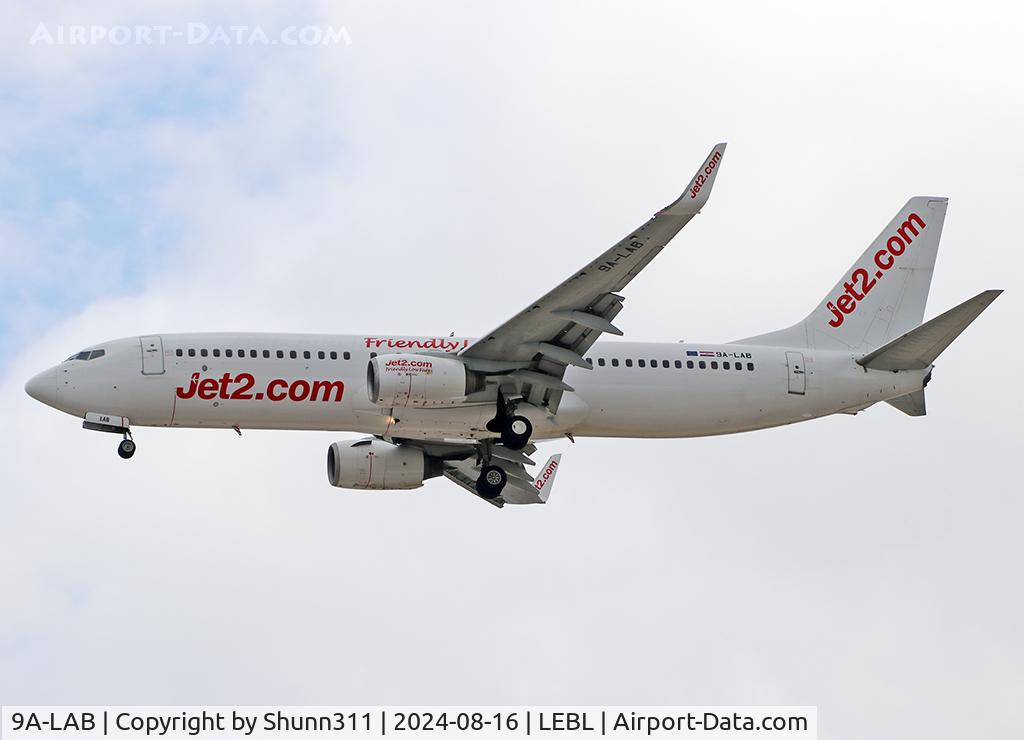9A-LAB, 2001 Boeing 737-8K5 C/N 30882, Landing rwy 24R