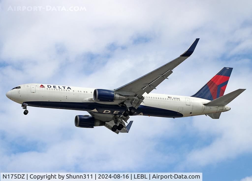 N175DZ, 1999 Boeing 767-332 C/N 29696, Landing rwy 24R