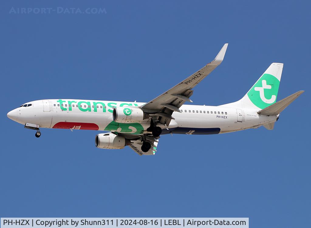 PH-HZX, 2002 Boeing 737-8K2 C/N 28248, Landing rwy 24R in new c/s