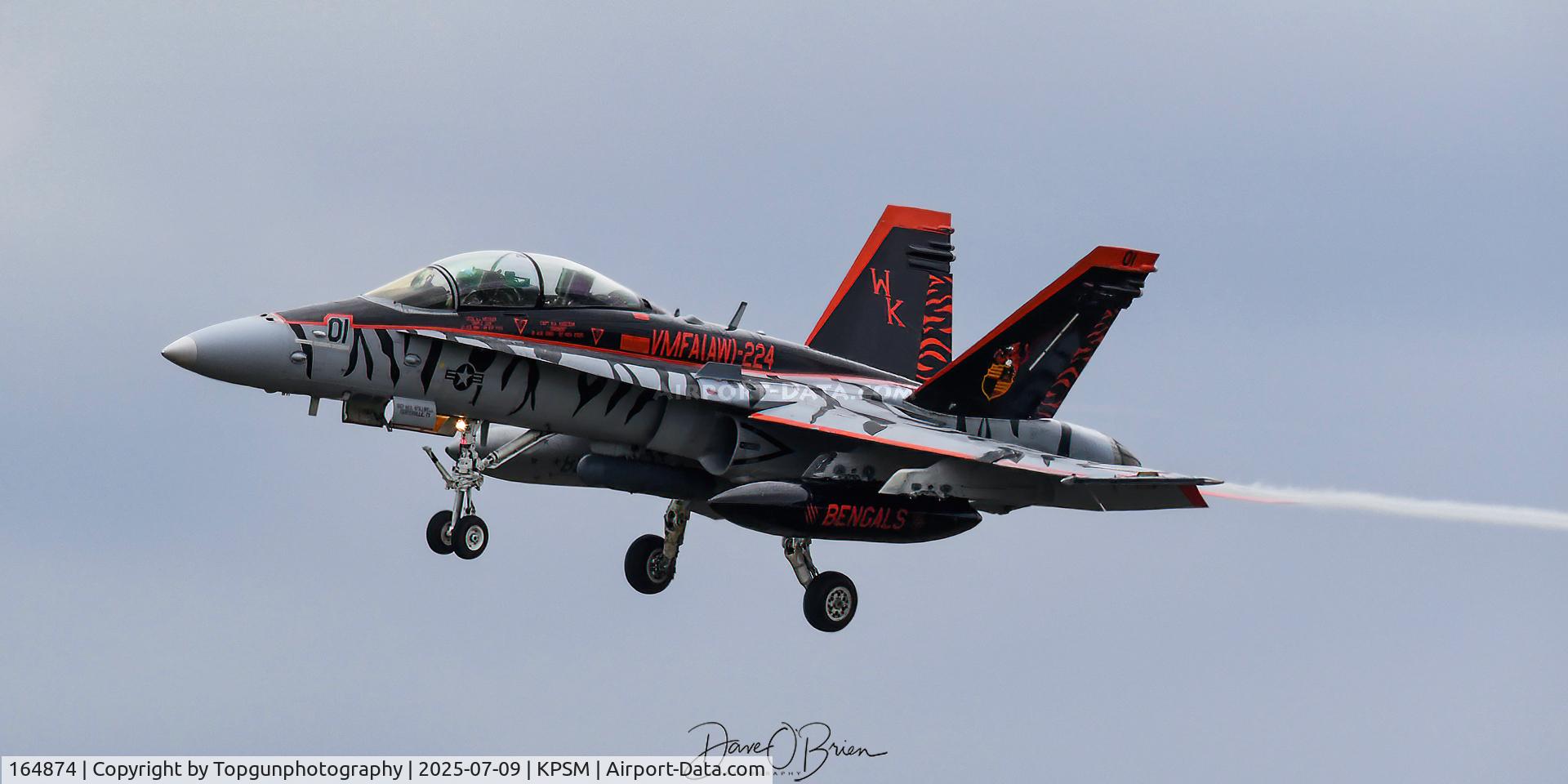 164874, McDonnell Douglas F/A-18D Hornet C/N 1206/D118, COWBOY12 left base RW16