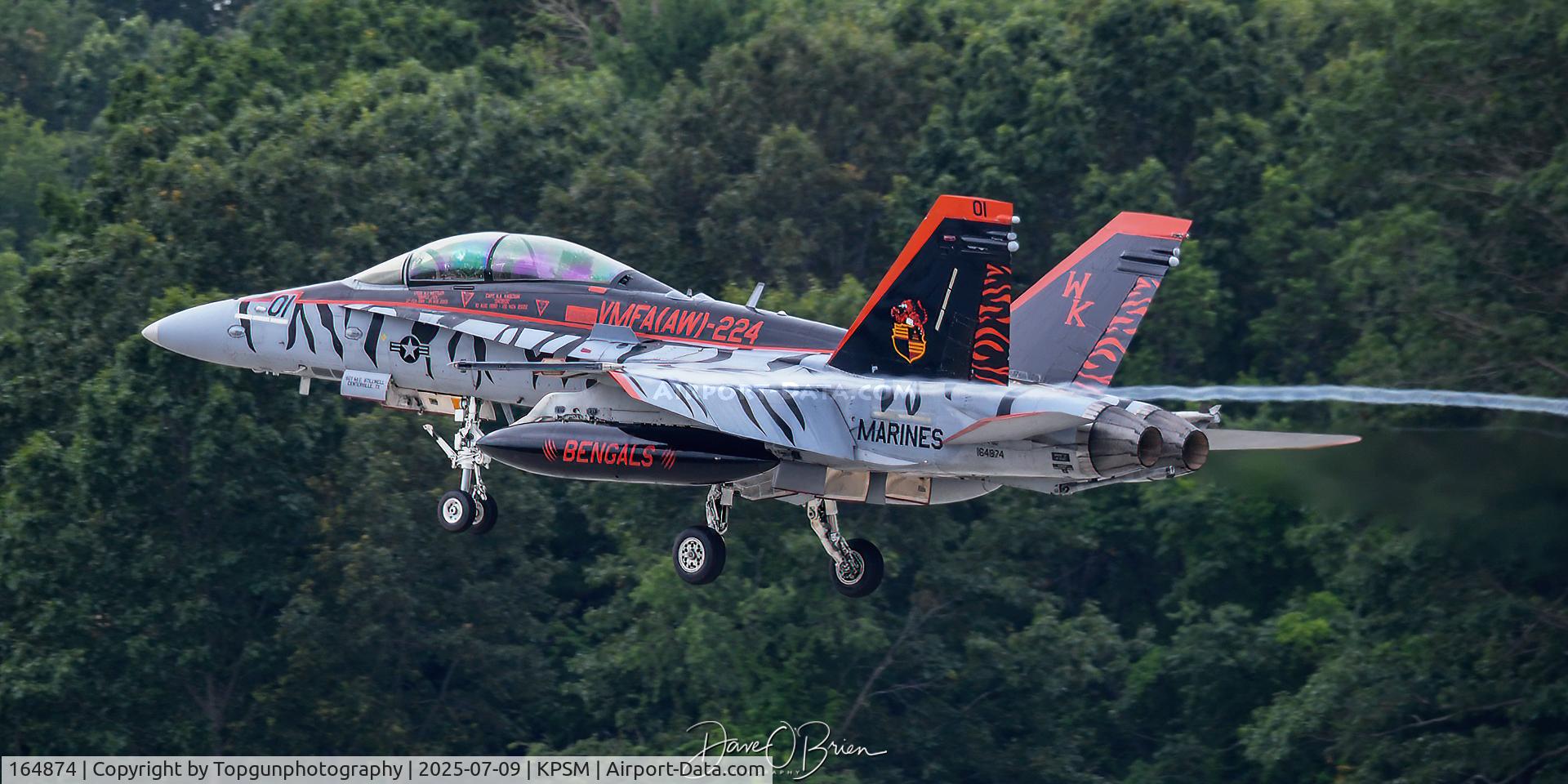 164874, McDonnell Douglas F/A-18D Hornet C/N 1206/D118, COWBOY12 over the numbers
