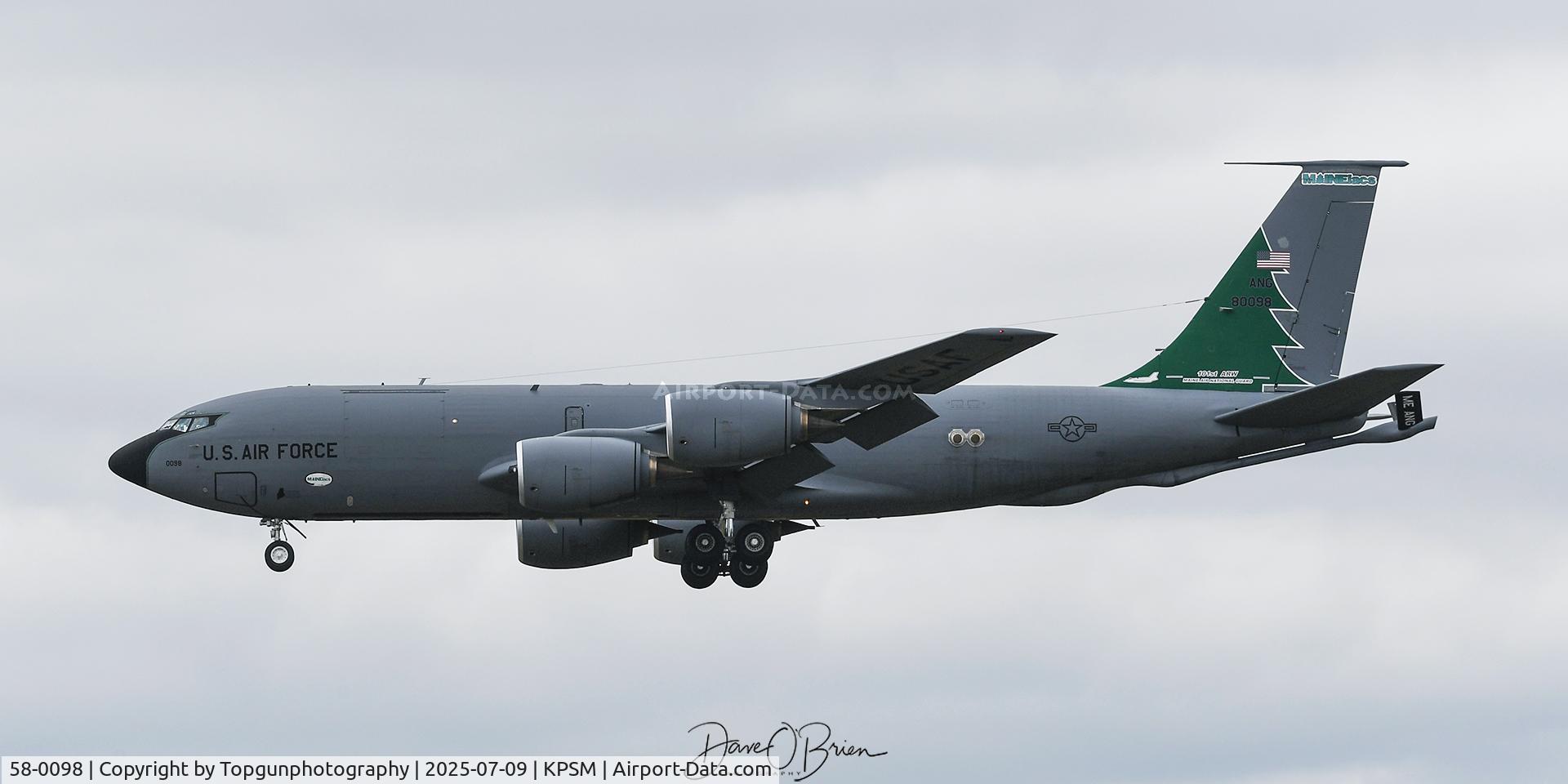 58-0098, 1958 Boeing KC-135R Stratotanker C/N 17843, Finally a good picture of the Mainiac with the Christmas Tree