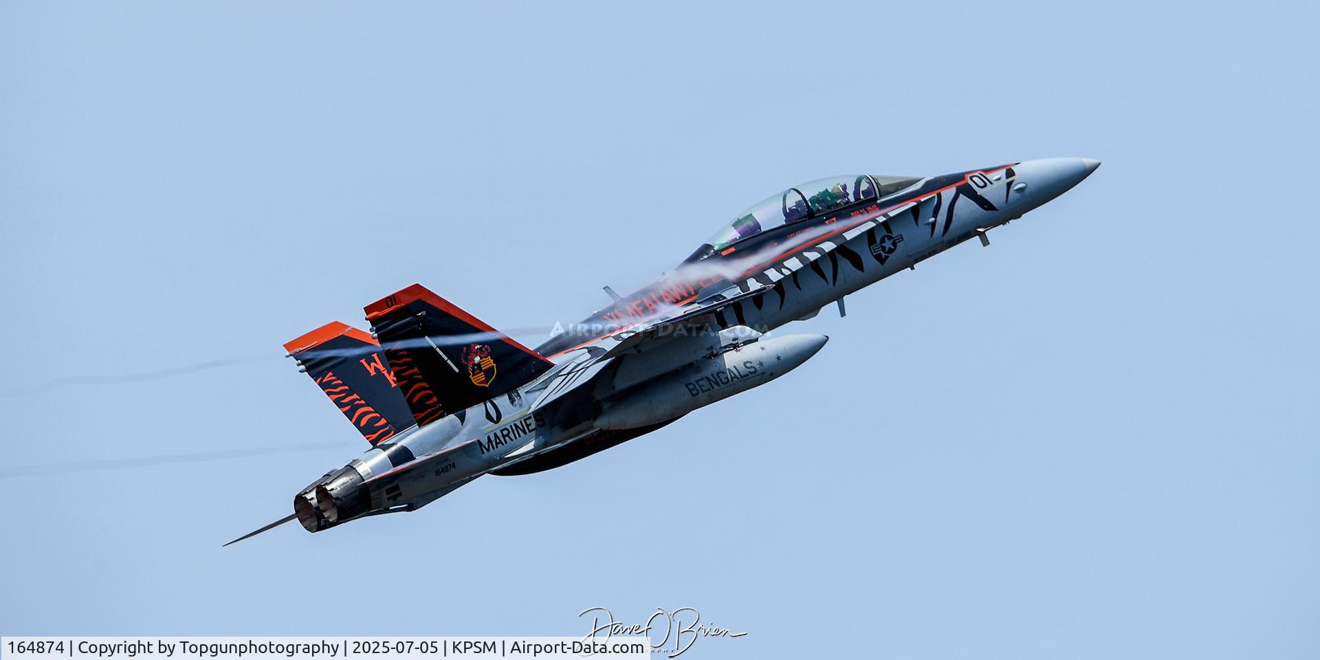 164874, McDonnell Douglas F/A-18D Hornet C/N 1206/D118, COWBOY12 yanking for the photogs