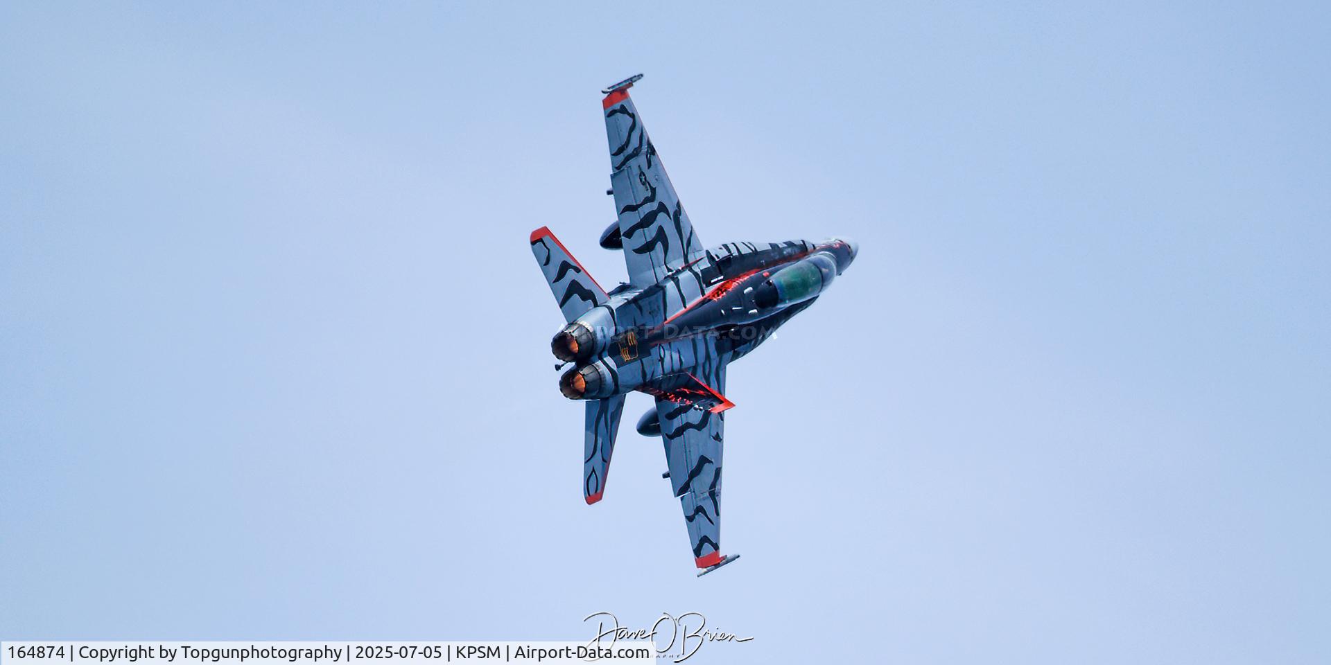 164874, McDonnell Douglas F/A-18D Hornet C/N 1206/D118, COWBOY12 going inverted