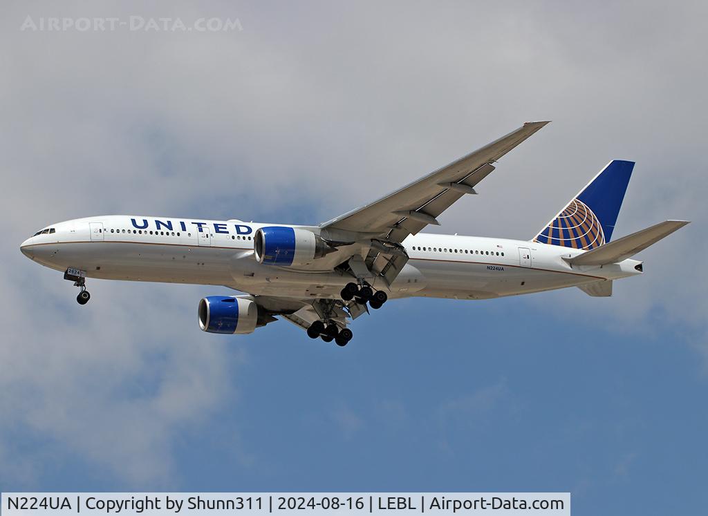 N224UA, 2001 Boeing 777-222 C/N 30225, Landing rwy 24R still in basic Continental Airlines c/s with United titles