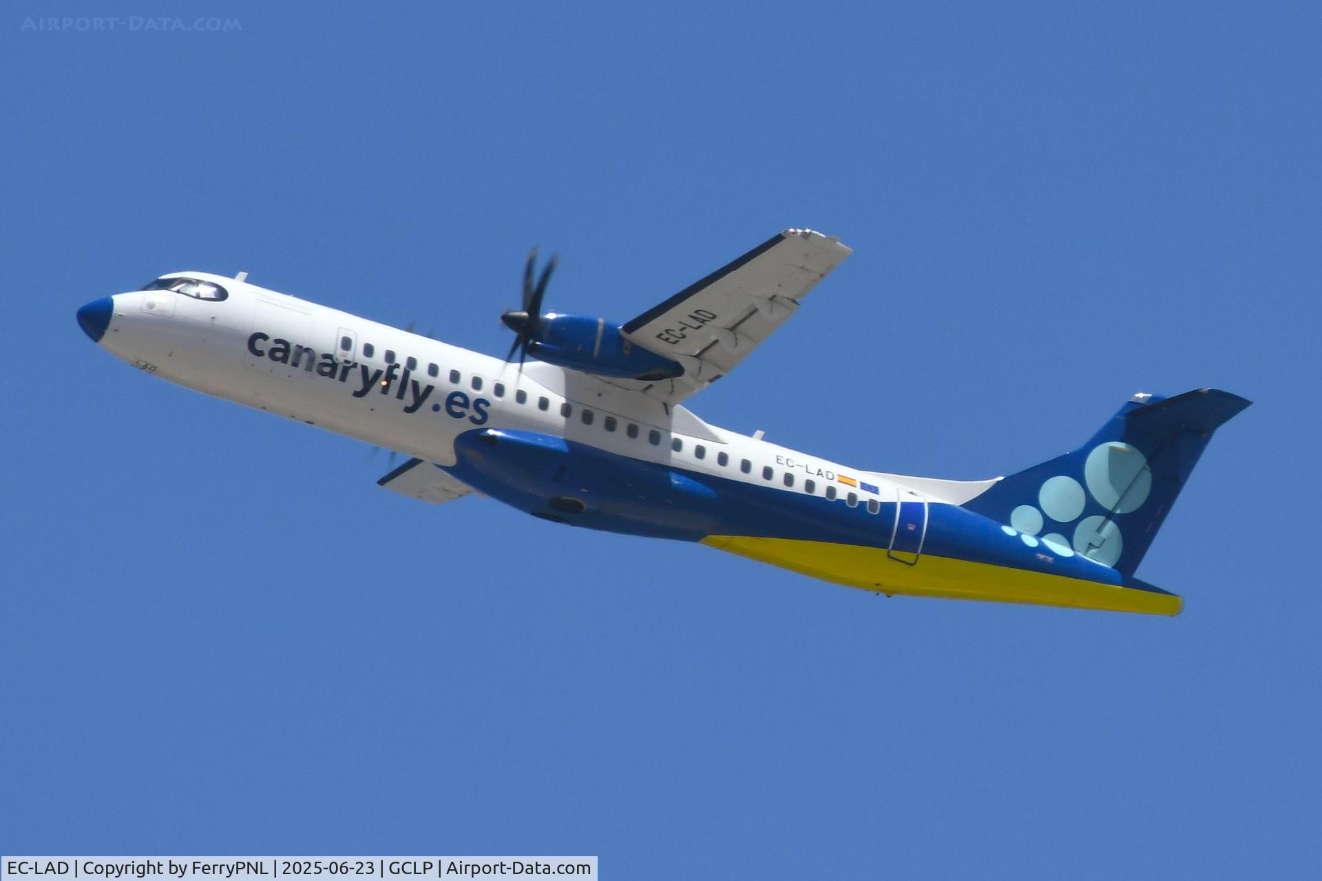 EC-LAD, 2009 ATR 72-212A C/N 864, Canaryfly ATR72 taking-off