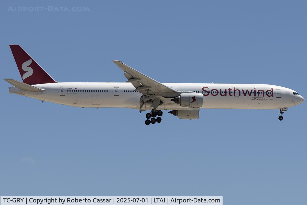 TC-GRY, 2004 Boeing 777-312 C/N 32327, Arrival