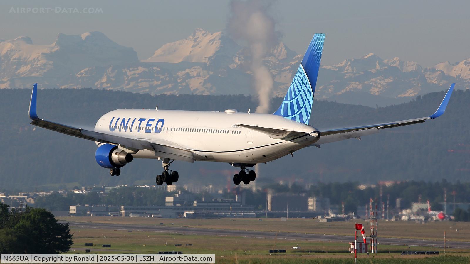 N665UA, 1998 Boeing 767-322 C/N 29237, at zrh