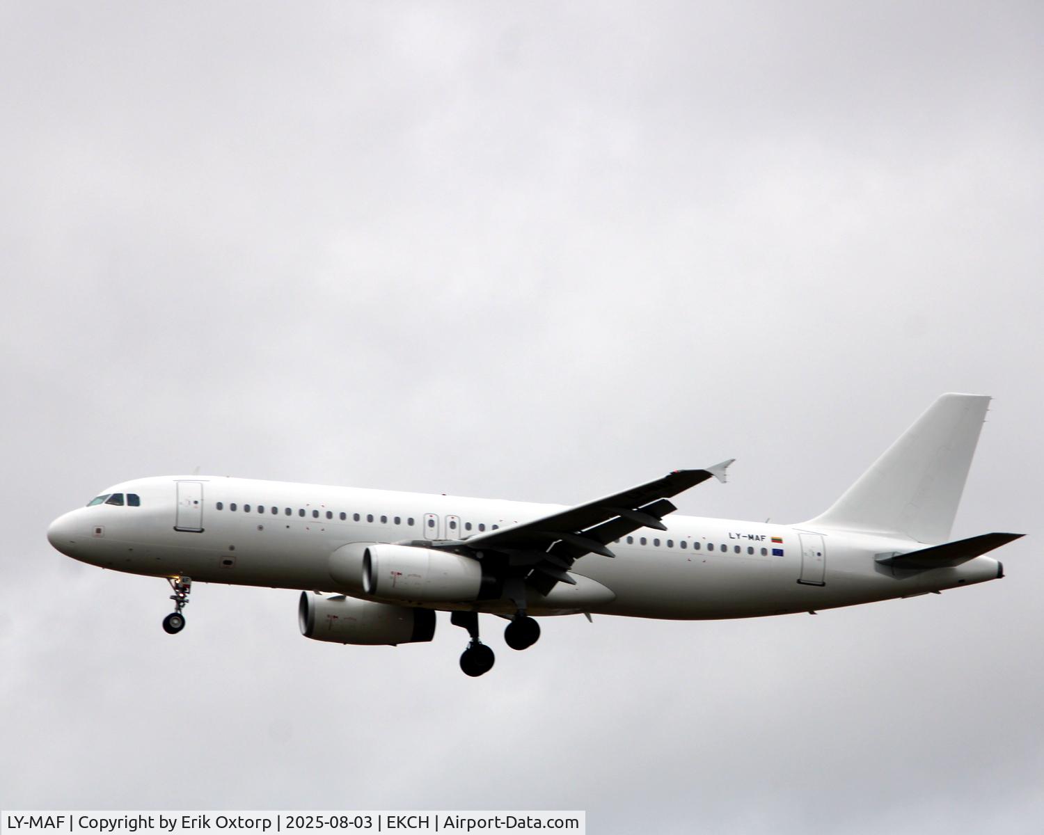 LY-MAF, 2003 Airbus A320-232 C/N 1922, LY-MAF landing rw 22L