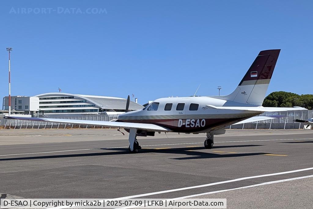 D-ESAO, 2000 Piper PA-46-350P Malibu Mirage Malibu Mirage C/N 4636282, Parked
