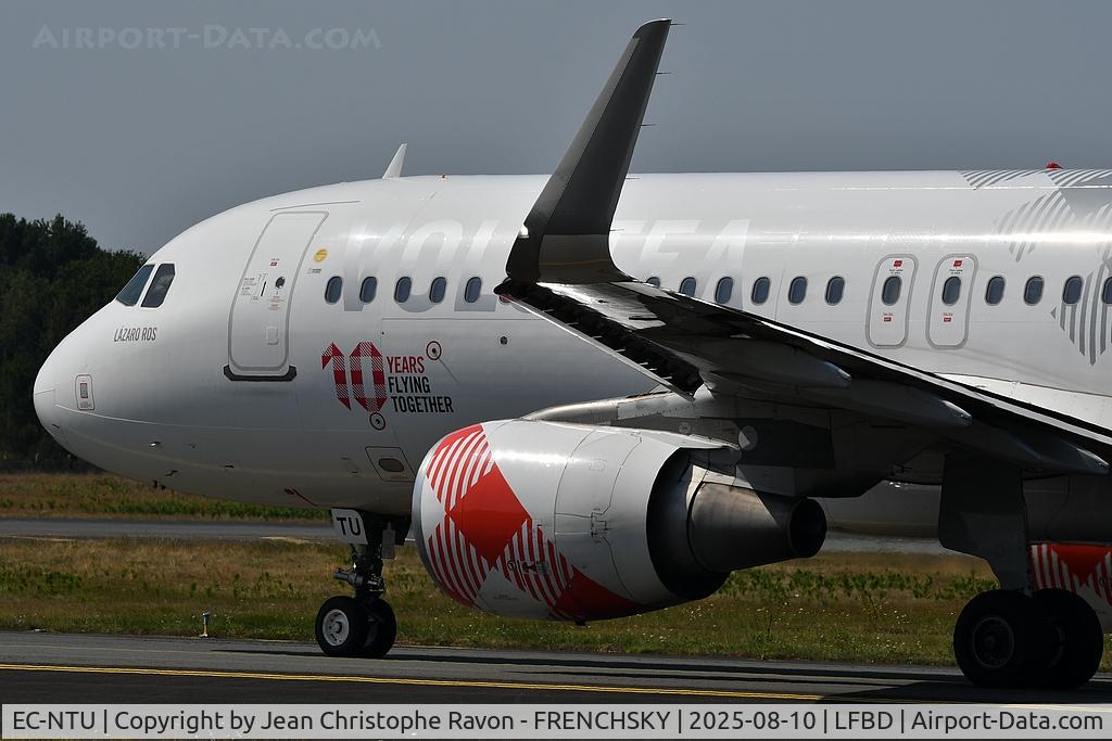 EC-NTU, 2014 Airbus A320-214 C/N 5950, painted in 