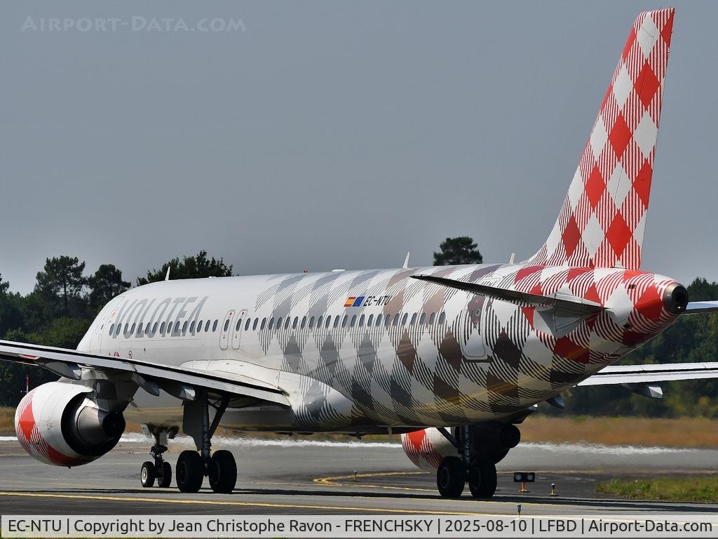 EC-NTU, 2014 Airbus A320-214 C/N 5950, painted in 