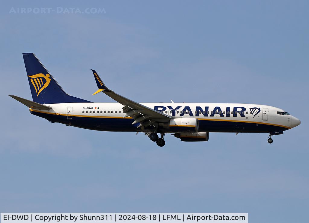 EI-DWD, 2007 Boeing 737-8AS C/N 33642, Landing rwy 31R with scimitar winglets