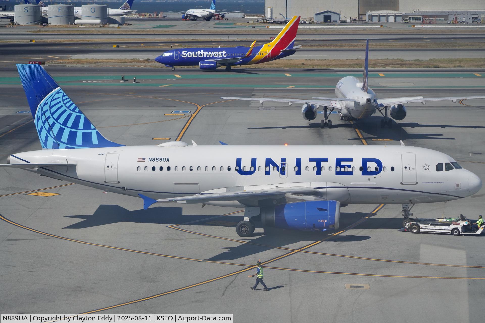 N889UA, 2005 Airbus A319-132 C/N 2667, Sky Terrace SFO 2025