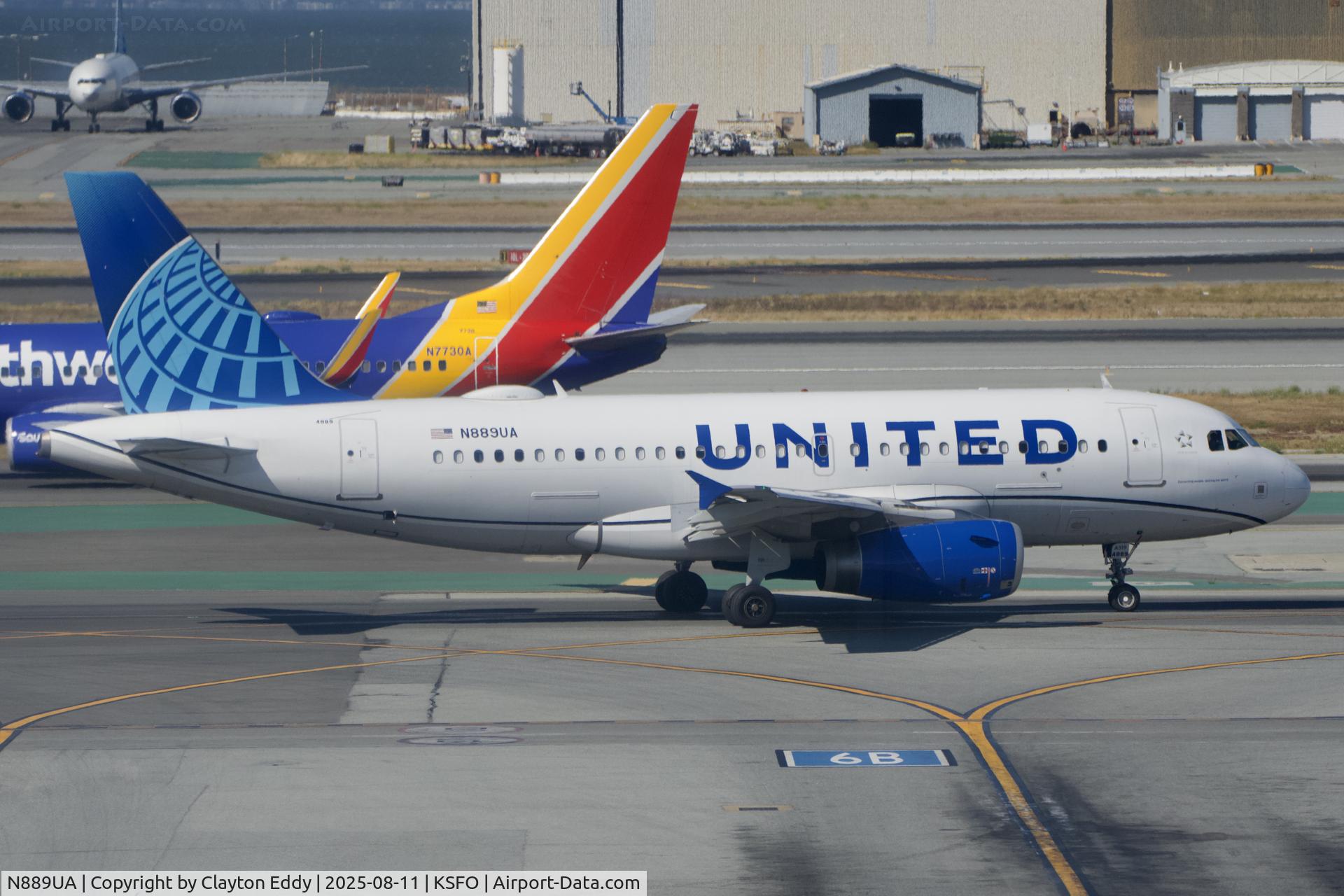 N889UA, 2005 Airbus A319-132 C/N 2667, Sky Terrace SFO 2025