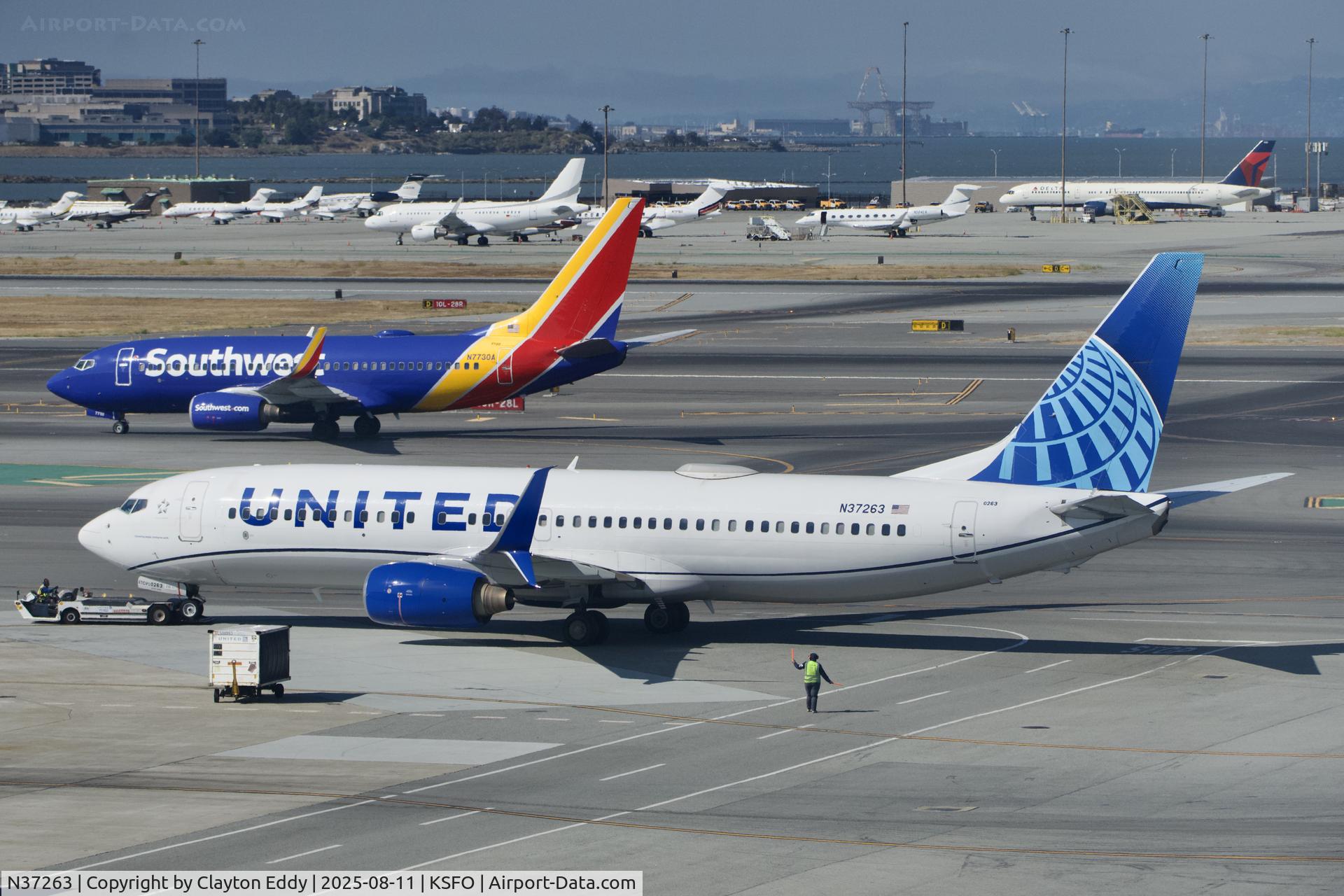 N37263, 2001 Boeing 737-824 C/N 31583, Sky Terrace SFO 2025