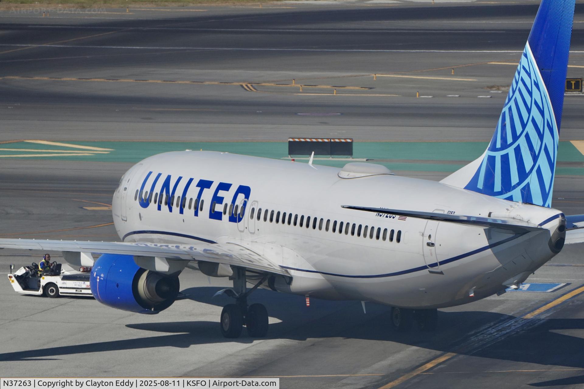 N37263, 2001 Boeing 737-824 C/N 31583, Sky Terrace SFO 2025