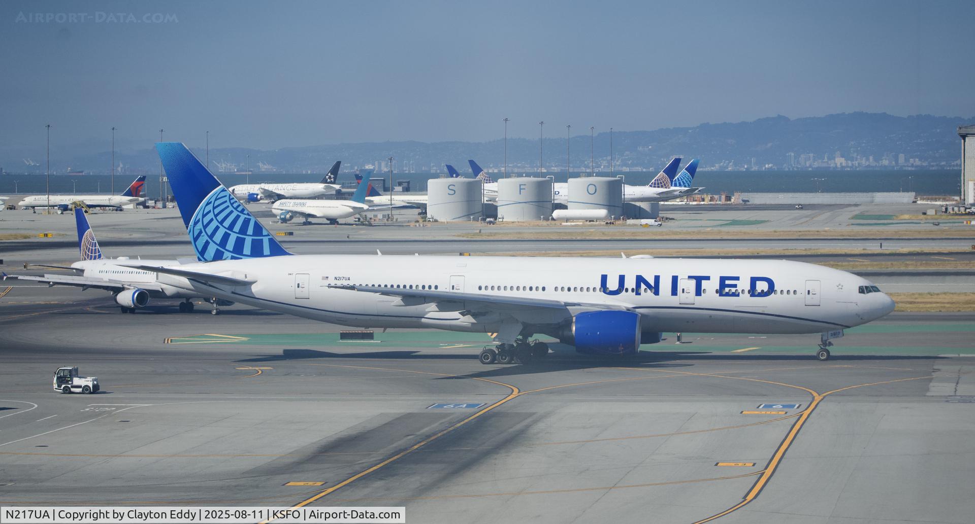 N217UA, 2000 Boeing 777-222 C/N 30550, Sky Terrace SFO 2025
