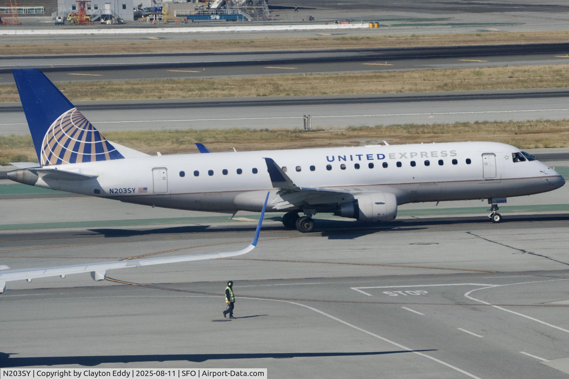 N203SY, 2016 Embraer 175LR (ERJ-170-200LR) C/N 17000625, Sky Terrace SFO 2025
