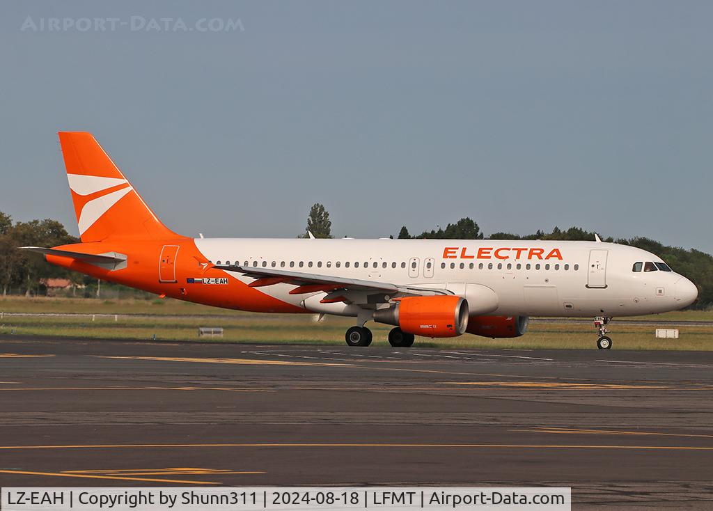 LZ-EAH, 2006 Airbus A320-214 C/N 2930, Taxiing to the Terminal...