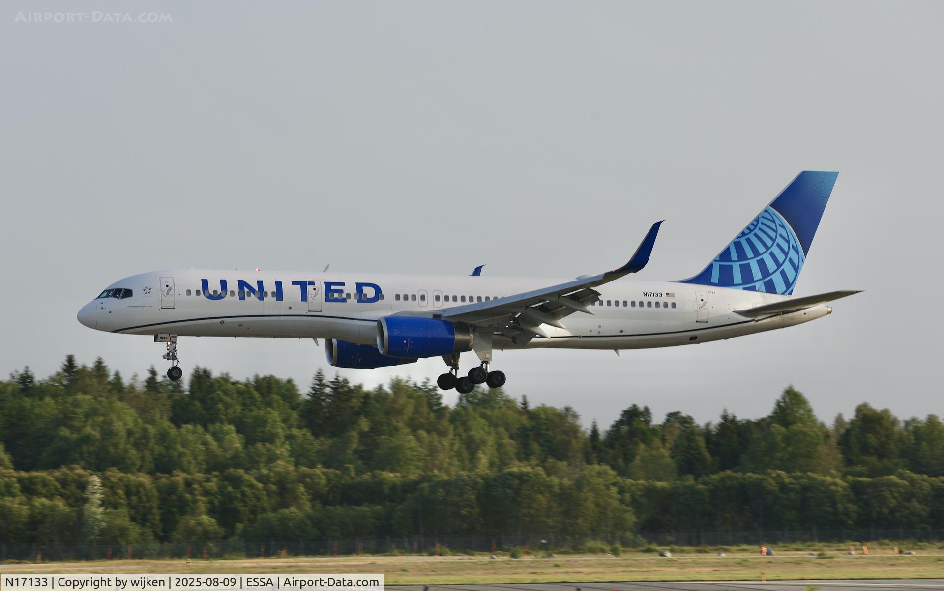 N17133, 1998 Boeing 757-224 C/N 29282, Rwy 26