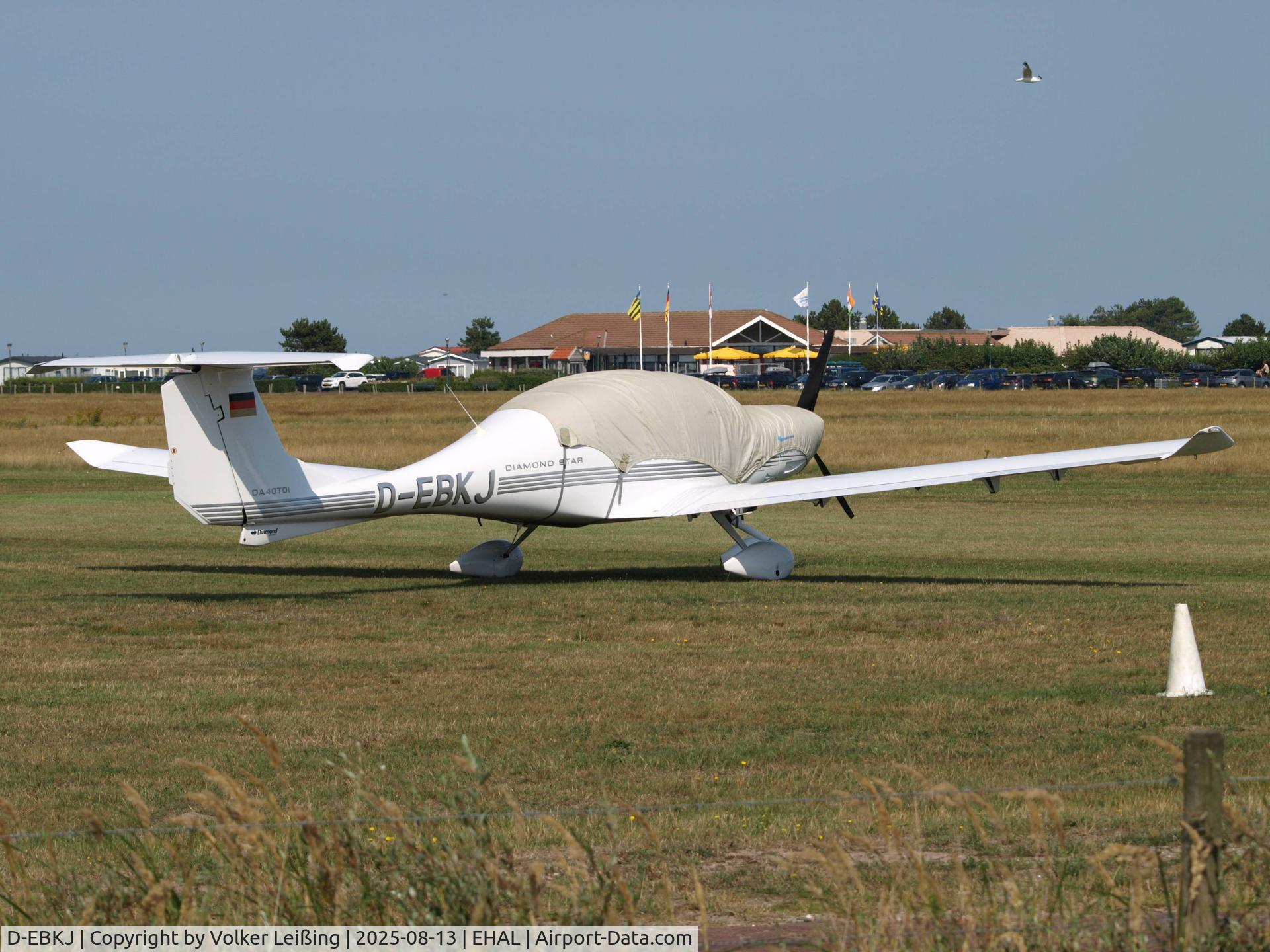 D-EBKJ, 2001 Diamond DA 40 Diamond Star C/N 40.052, parking