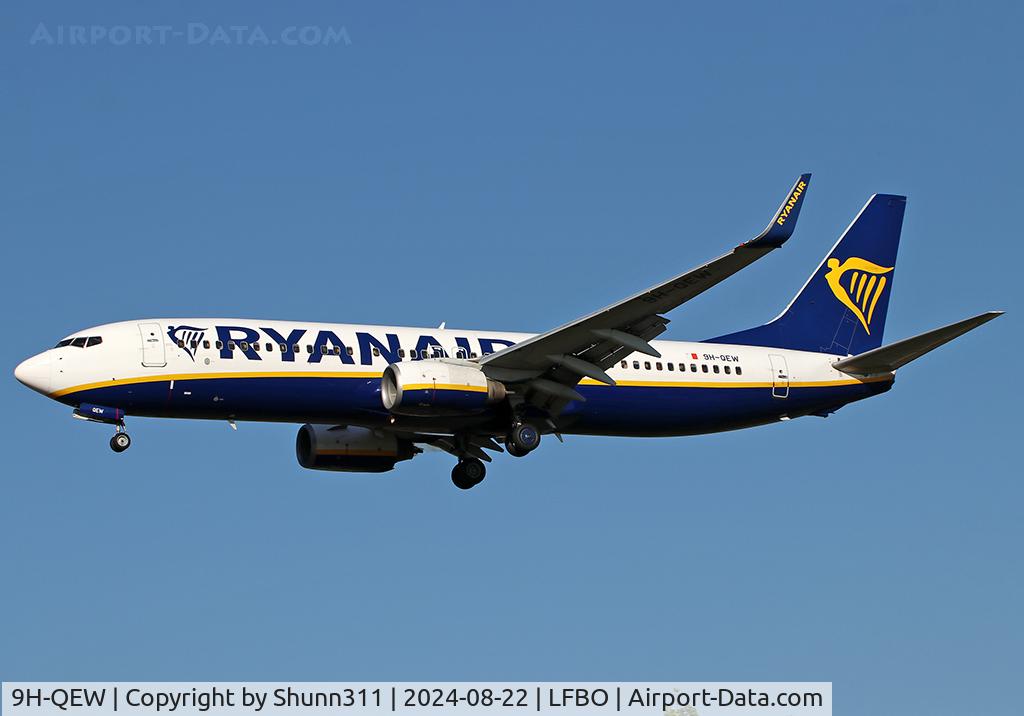 9H-QEW, 2005 Boeing 737-8AS(WL) C/N 33580, Landing rwy 32R
