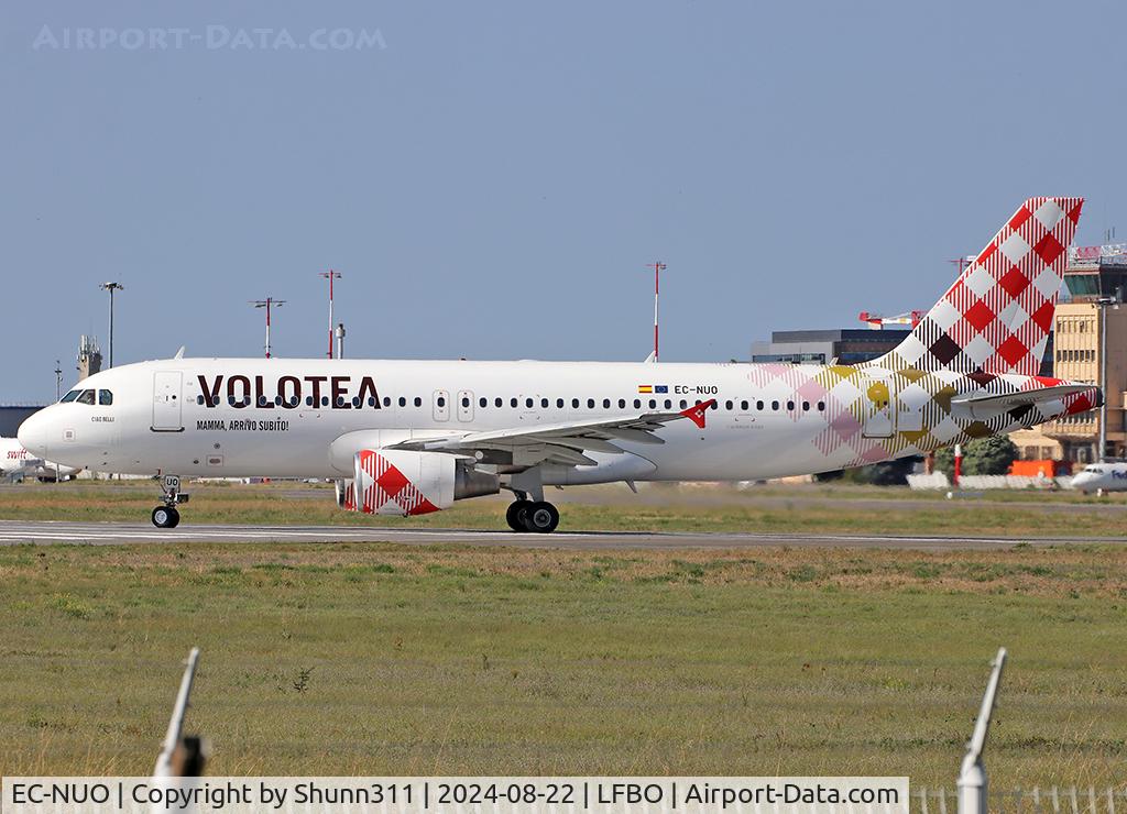 EC-NUO, 2012 Airbus A320-214 C/N 5232, Lining up rwy 32R for departure...